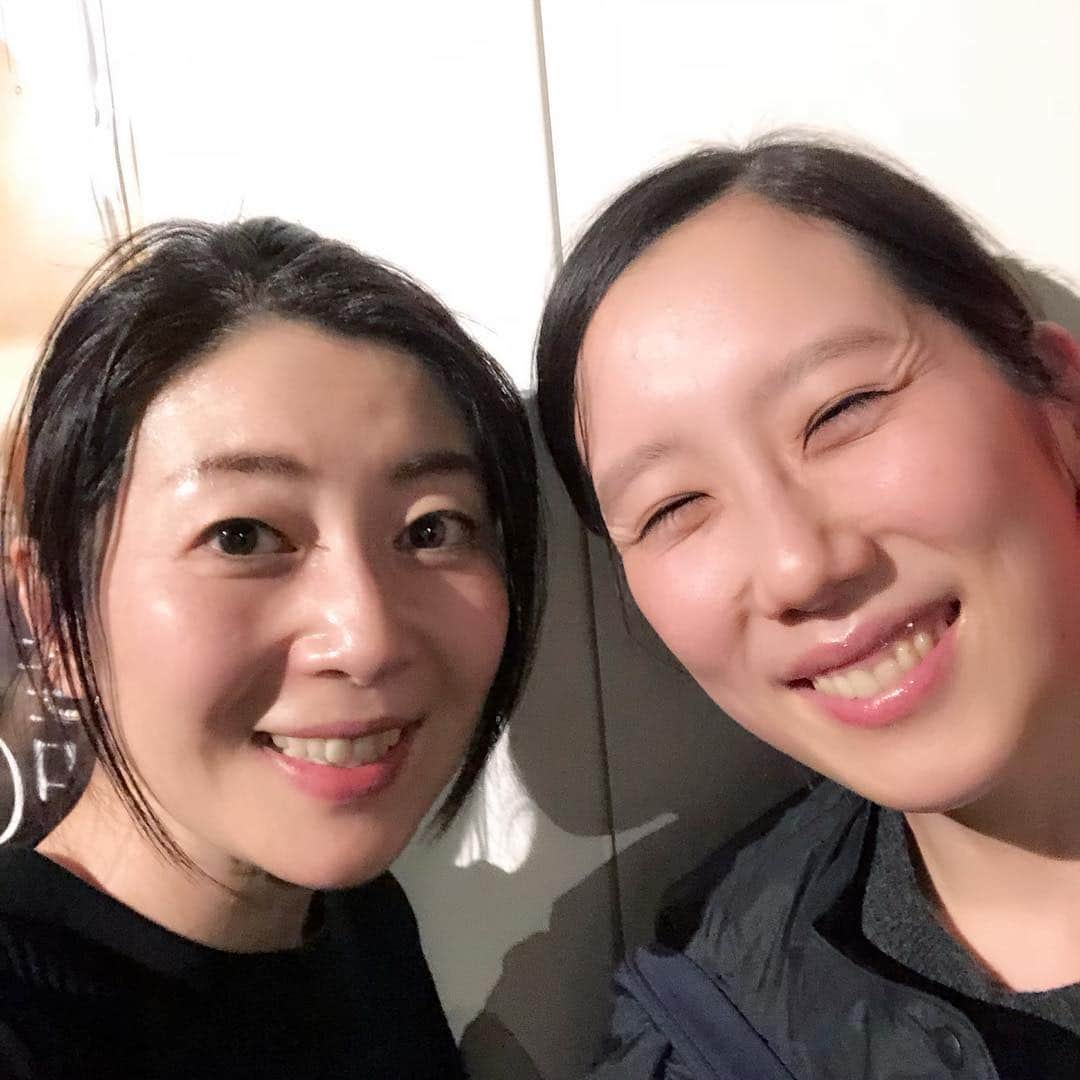 江藤あやさんのインスタグラム写真 - (江藤あやInstagram)「先日、佐藤零郎監督『月夜釜合戦』観てきました。大盛況で立ち見がいっぱい！初めて立ち見で映画見たかも。 大阪、釜ヶ崎で繰り広げらる騒動を描いた人情喜劇。 面白かったです！川瀬陽太さんと、渋川清彦さんの最強コンビはあの町にピッタリでした。 ん？これはドキュメンタリーを見てるのか？というシーンもあったり。 16ミリフィルムの世界観にどっぷりと浸かり、ずっと観ていたいと思える映画でした。 ・ 舞台挨拶もとても面白くて笑いっぱなしでした！ 是非オススメです！！ 偶然、今上映中で話題作の『岬の兄妹』の和田光沙ちゃんとも会えたので嬉しくて写真撮っちゃいました。 ・ #月夜釜合戦 #佐藤零郎 監督 #川瀬陽太 さん #渋川清彦 さん #和田光沙 ちゃん #ユーロスペース #釜ヶ崎」3月14日 13時14分 - ayayakko19