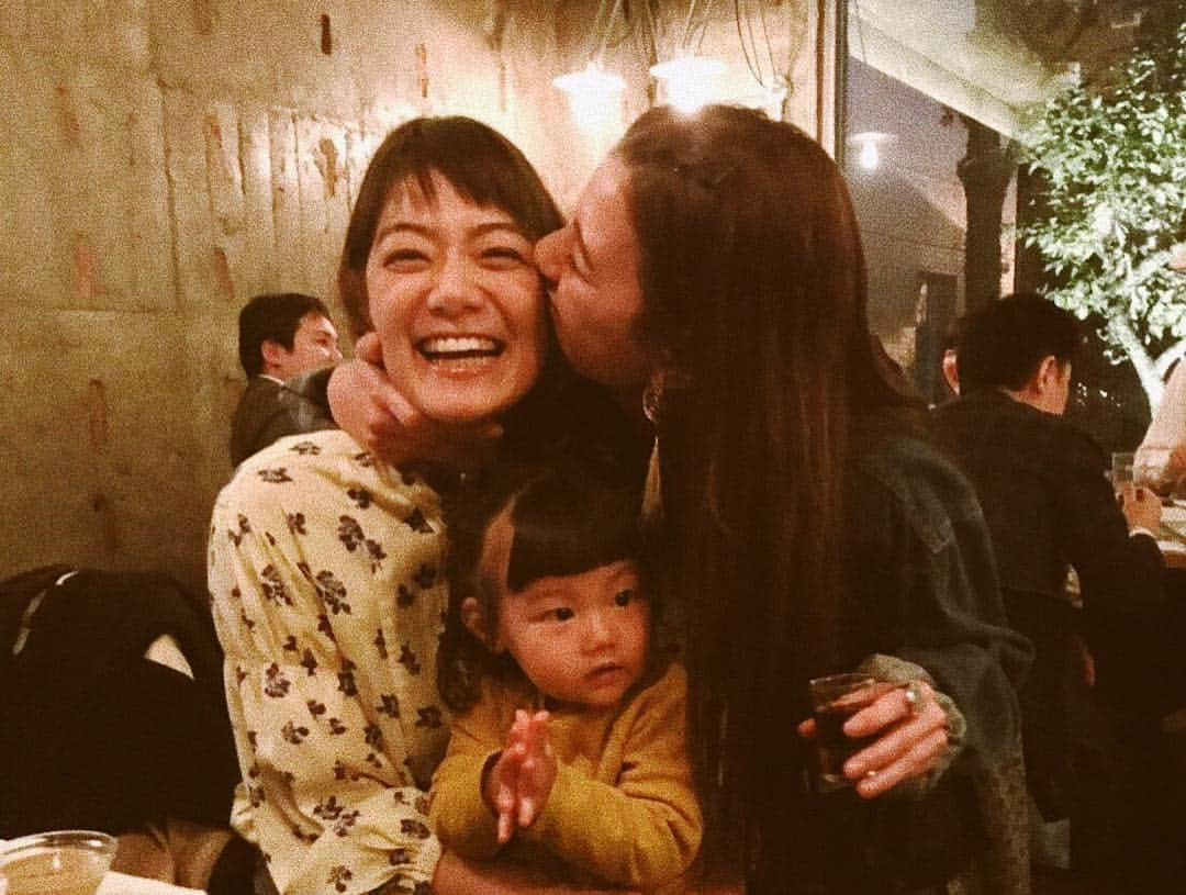 スザンヌさんのインスタグラム写真 - (スザンヌInstagram)「妹生誕祭は﻿ はじめて夜🌉におじゃました﻿ #テラス 🍖🥔🐟🥩にて❤︎﻿ ﻿ おんなじ誕生日のつばさくんも与論からサプライズ登場してくれたので、サプライズ返しで一緒にお祝い🥂﻿ ﻿ みんなの笑顔たーくさん頂いてわたしもしあわせだったなぁ🤤❤️美味しくて楽しくてみんないる。←大好物。笑﻿ ﻿ 福岡から駆けつけてくれた﻿ ルカと屋敷さんもあーりがと！！﻿ ﻿ 屋敷さんのトップス❤️笑﻿ 主張はげしめ。﻿ ﻿ まおちゃんつばさくん﻿ おめでとう㊗️🎊🎉🎈🍾﻿」3月14日 13時15分 - suzanneeee1028