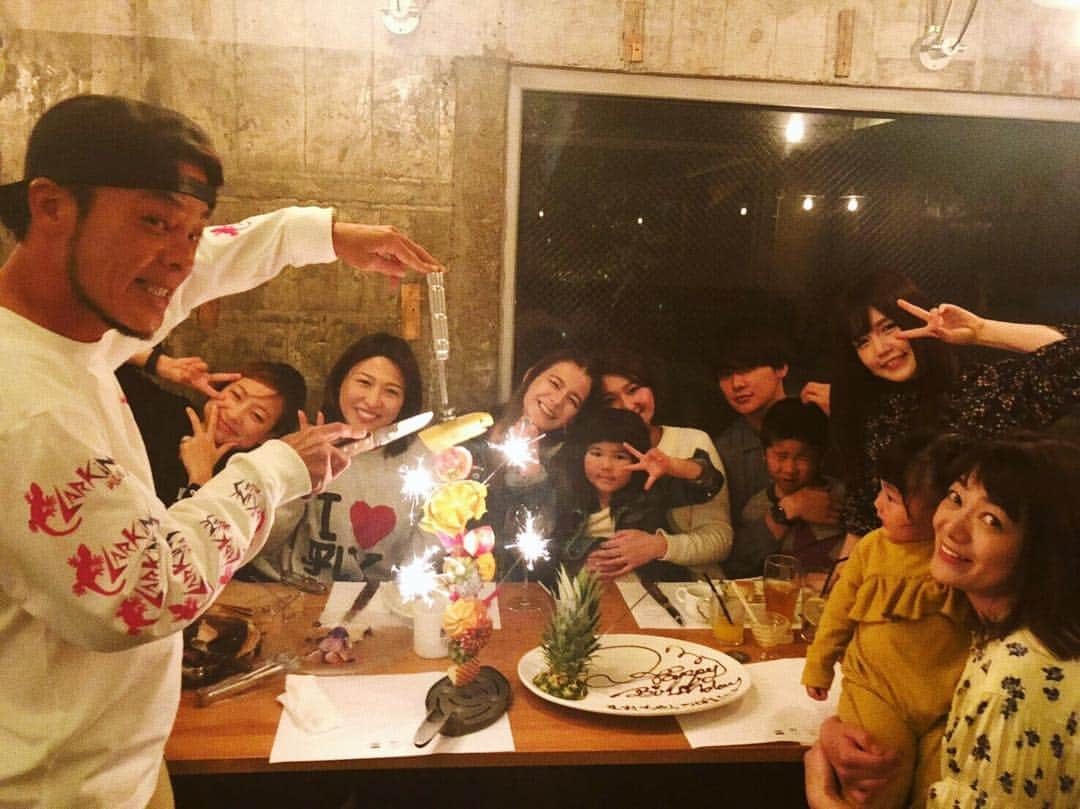 スザンヌさんのインスタグラム写真 - (スザンヌInstagram)「妹生誕祭は﻿ はじめて夜🌉におじゃました﻿ #テラス 🍖🥔🐟🥩にて❤︎﻿ ﻿ おんなじ誕生日のつばさくんも与論からサプライズ登場してくれたので、サプライズ返しで一緒にお祝い🥂﻿ ﻿ みんなの笑顔たーくさん頂いてわたしもしあわせだったなぁ🤤❤️美味しくて楽しくてみんないる。←大好物。笑﻿ ﻿ 福岡から駆けつけてくれた﻿ ルカと屋敷さんもあーりがと！！﻿ ﻿ 屋敷さんのトップス❤️笑﻿ 主張はげしめ。﻿ ﻿ まおちゃんつばさくん﻿ おめでとう㊗️🎊🎉🎈🍾﻿」3月14日 13時15分 - suzanneeee1028