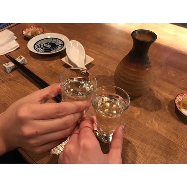 のインスタグラム：「女2人でハシゴ酒🍶 3軒目はおでん屋さん🍢 おでんと日本酒とかでしっぽりやれちゃう年齢になりました😂ww  4軒目は〆に焼鳥屋の卵かけご飯とスープ🐓 ベロンベロンで朝までハシゴ酒じゃなく、ちょこちょこ食べて飲んで移動するの楽しい💖 これまたやろー🍻 #ハシゴ酒 #日本酒 #日本酒女子 #おでん #焼鳥 #卵かけご飯 #黒烏龍茶 #ダイエッターの味方 #暁 #akatsukifive #バスケ好き #楽しかった #美味しかった #ガールズトーク #女子会 #エンドレストーク #三島ゆかり #ゆかりんご #ゆかりんごチャンネル #ゆかりんごgames #youtube #youtuber #チャンネル登録よろしくね #followｍe」