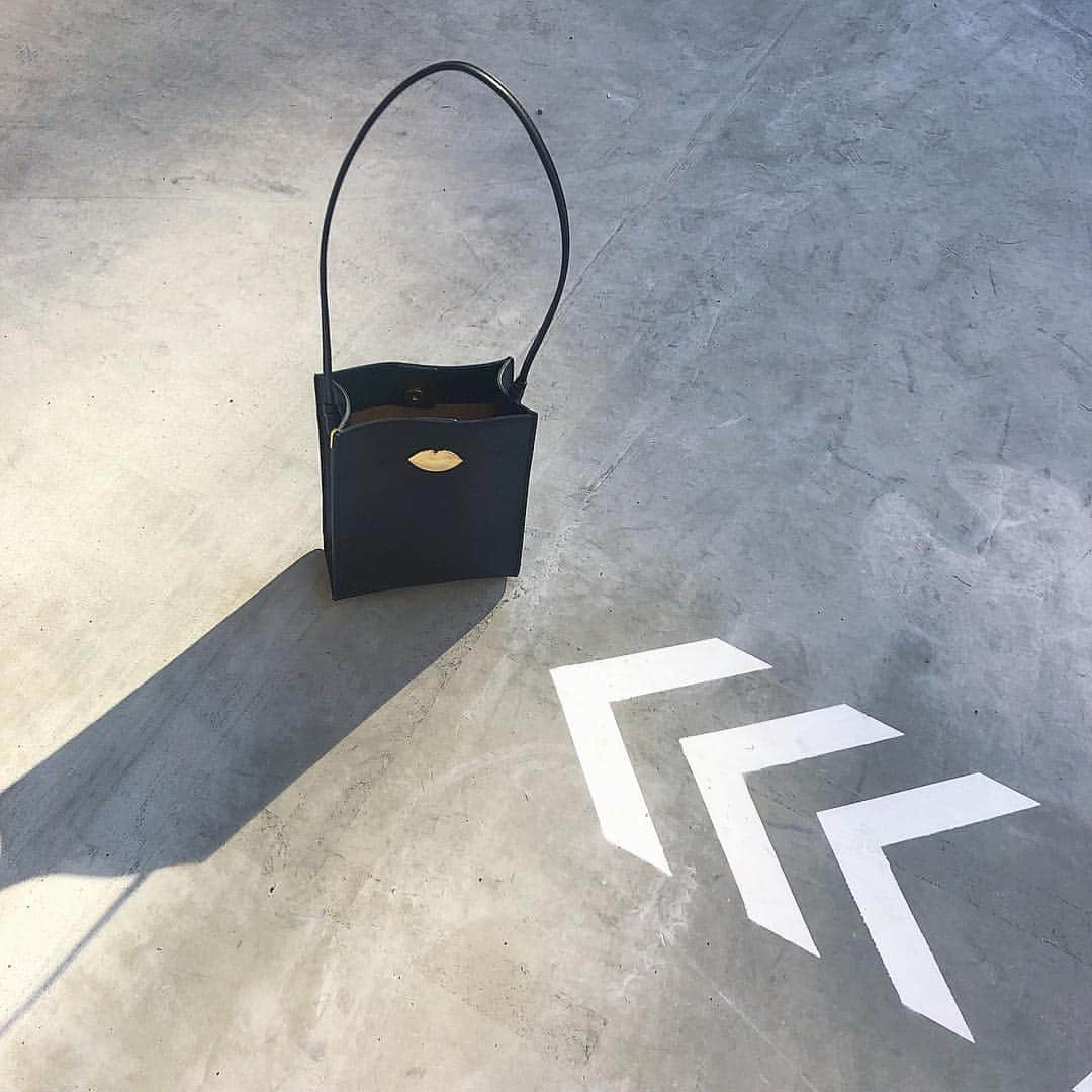 木村ミサさんのインスタグラム写真 - (木村ミサInstagram)「new >>>👜﻿ ﻿ ﻿ ﻿ ﻿ ﻿ 安定の @casselini_official 👜﻿ 最近は小さめなバッグばかり買いがちなので﻿ ちゃんとした小さいお財布買おうかな、、﻿ ﻿ ﻿ #casselini #bag﻿ ﻿」3月14日 18時51分 - misaxmas