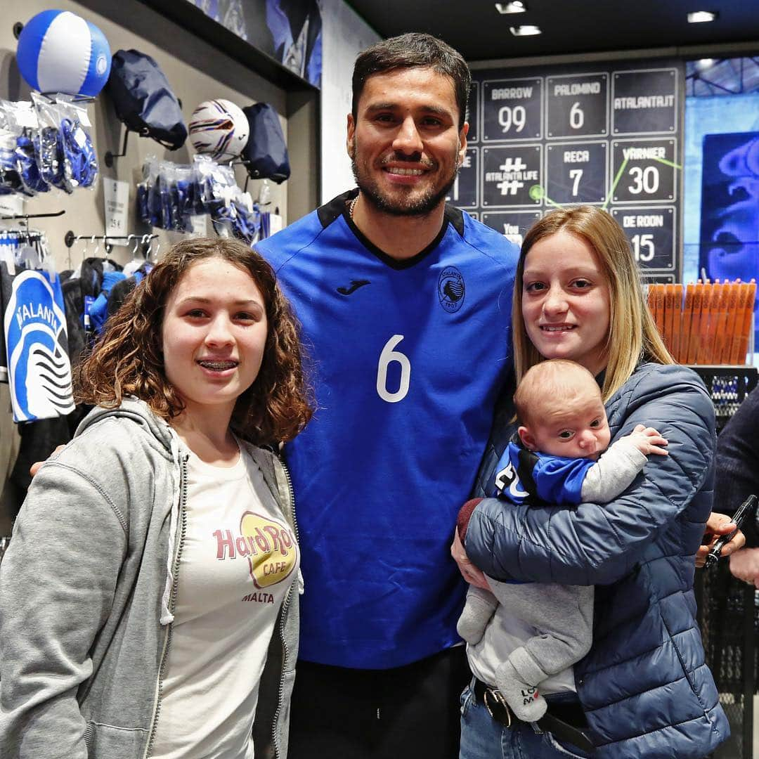 アタランタBCさんのインスタグラム写真 - (アタランタBCInstagram)「Tutto il calore dei nostri tifosi per @palominooficial, special guest all’Atalanta Store! 😄📸✍🏼 ~ #AtalantaLife 🖤💙 #Palomino #AtalantaStore #Atalanta #Bergamo #instore #fans #🇦🇷」3月14日 18時45分 - atalantabc