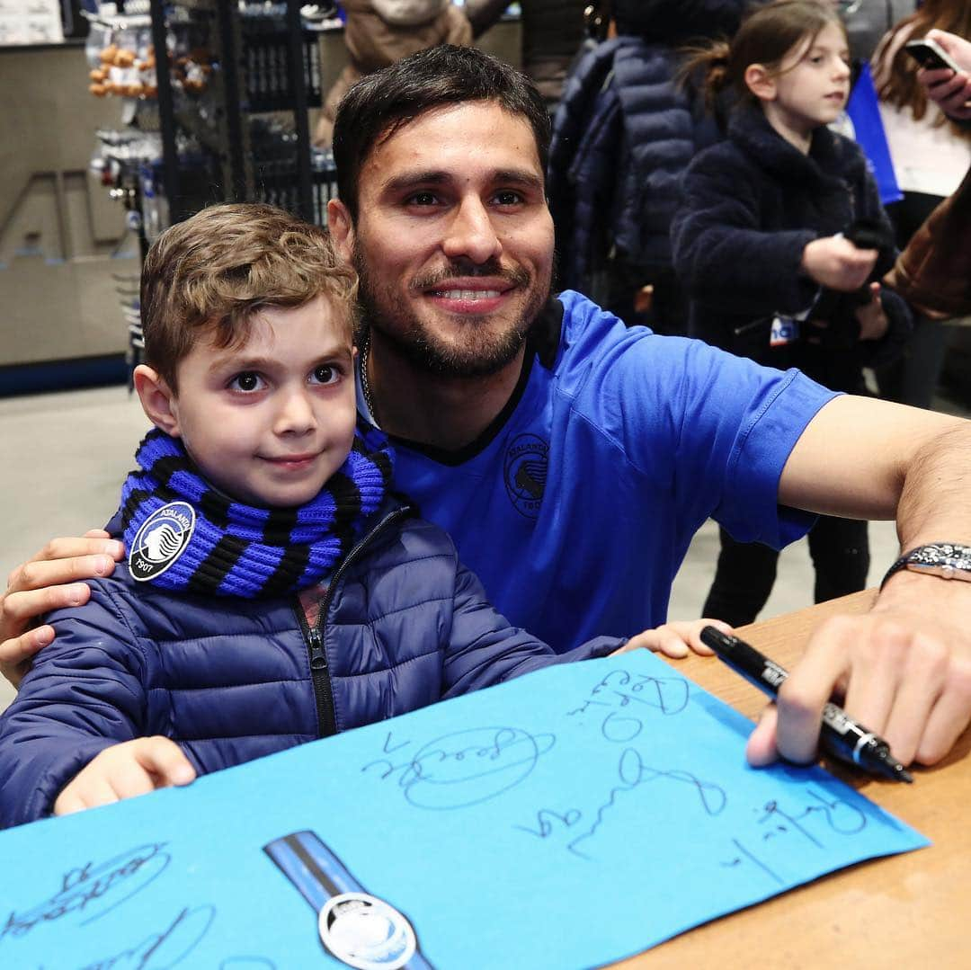 アタランタBCさんのインスタグラム写真 - (アタランタBCInstagram)「Tutto il calore dei nostri tifosi per @palominooficial, special guest all’Atalanta Store! 😄📸✍🏼 ~ #AtalantaLife 🖤💙 #Palomino #AtalantaStore #Atalanta #Bergamo #instore #fans #🇦🇷」3月14日 18時45分 - atalantabc