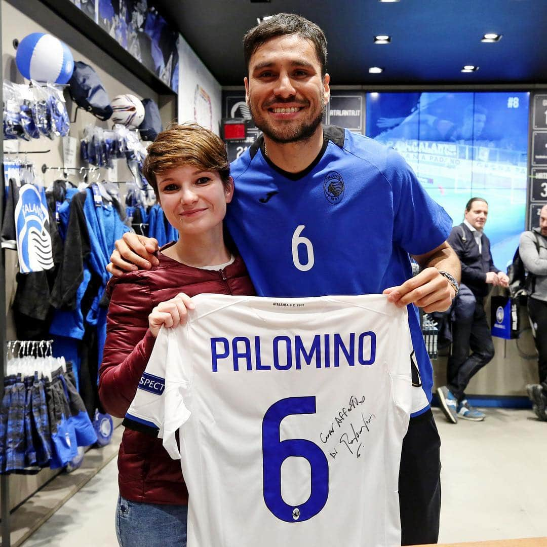 アタランタBCさんのインスタグラム写真 - (アタランタBCInstagram)「Tutto il calore dei nostri tifosi per @palominooficial, special guest all’Atalanta Store! 😄📸✍🏼 ~ #AtalantaLife 🖤💙 #Palomino #AtalantaStore #Atalanta #Bergamo #instore #fans #🇦🇷」3月14日 18時45分 - atalantabc