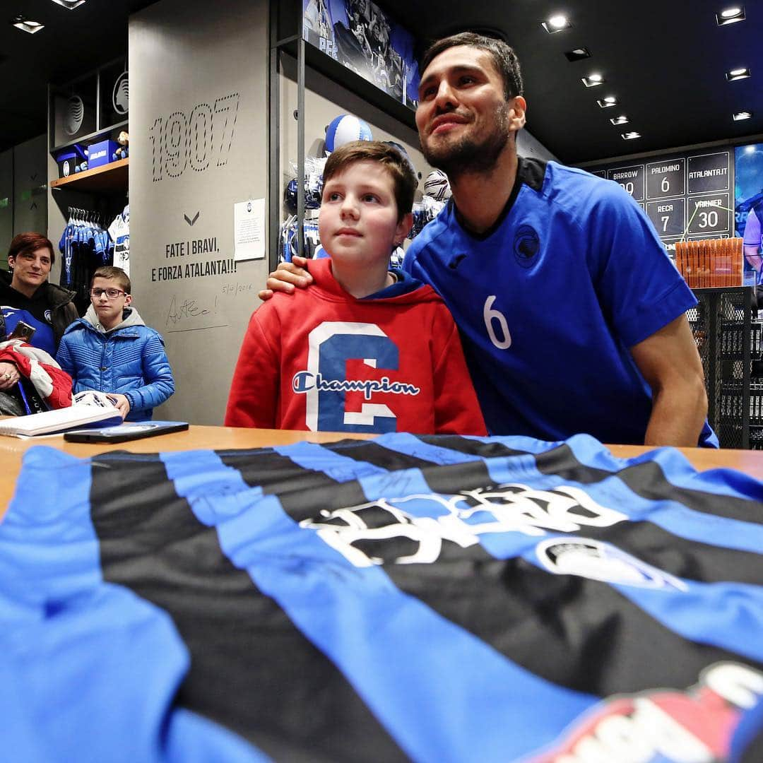 アタランタBCさんのインスタグラム写真 - (アタランタBCInstagram)「Tutto il calore dei nostri tifosi per @palominooficial, special guest all’Atalanta Store! 😄📸✍🏼 ~ #AtalantaLife 🖤💙 #Palomino #AtalantaStore #Atalanta #Bergamo #instore #fans #🇦🇷」3月14日 18時45分 - atalantabc