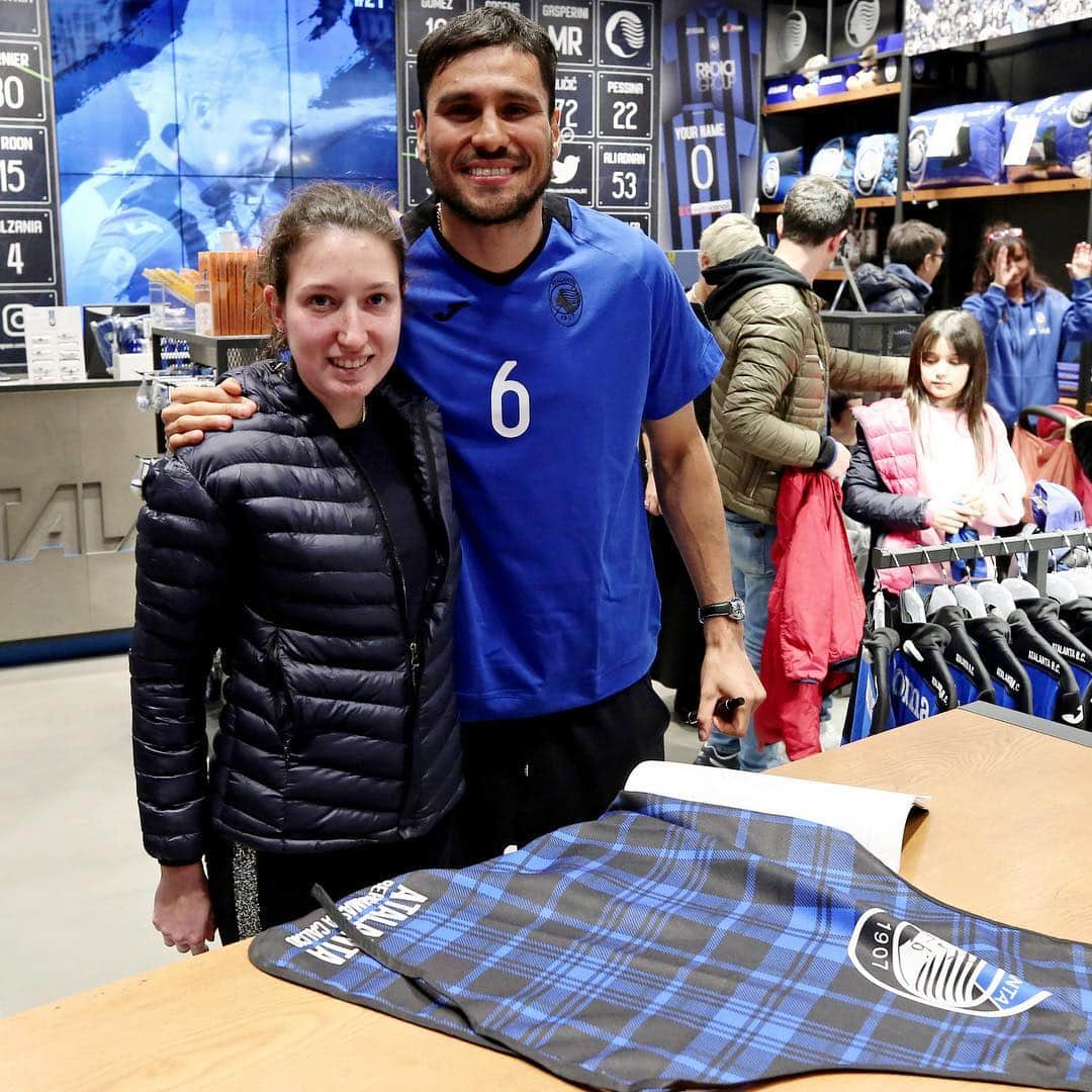 アタランタBCさんのインスタグラム写真 - (アタランタBCInstagram)「Tutto il calore dei nostri tifosi per @palominooficial, special guest all’Atalanta Store! 😄📸✍🏼 ~ #AtalantaLife 🖤💙 #Palomino #AtalantaStore #Atalanta #Bergamo #instore #fans #🇦🇷」3月14日 18時45分 - atalantabc