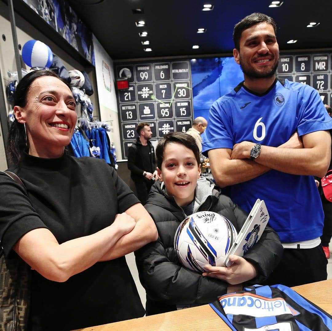 アタランタBCさんのインスタグラム写真 - (アタランタBCInstagram)「Tutto il calore dei nostri tifosi per @palominooficial, special guest all’Atalanta Store! 😄📸✍🏼 ~ #AtalantaLife 🖤💙 #Palomino #AtalantaStore #Atalanta #Bergamo #instore #fans #🇦🇷」3月14日 18時45分 - atalantabc