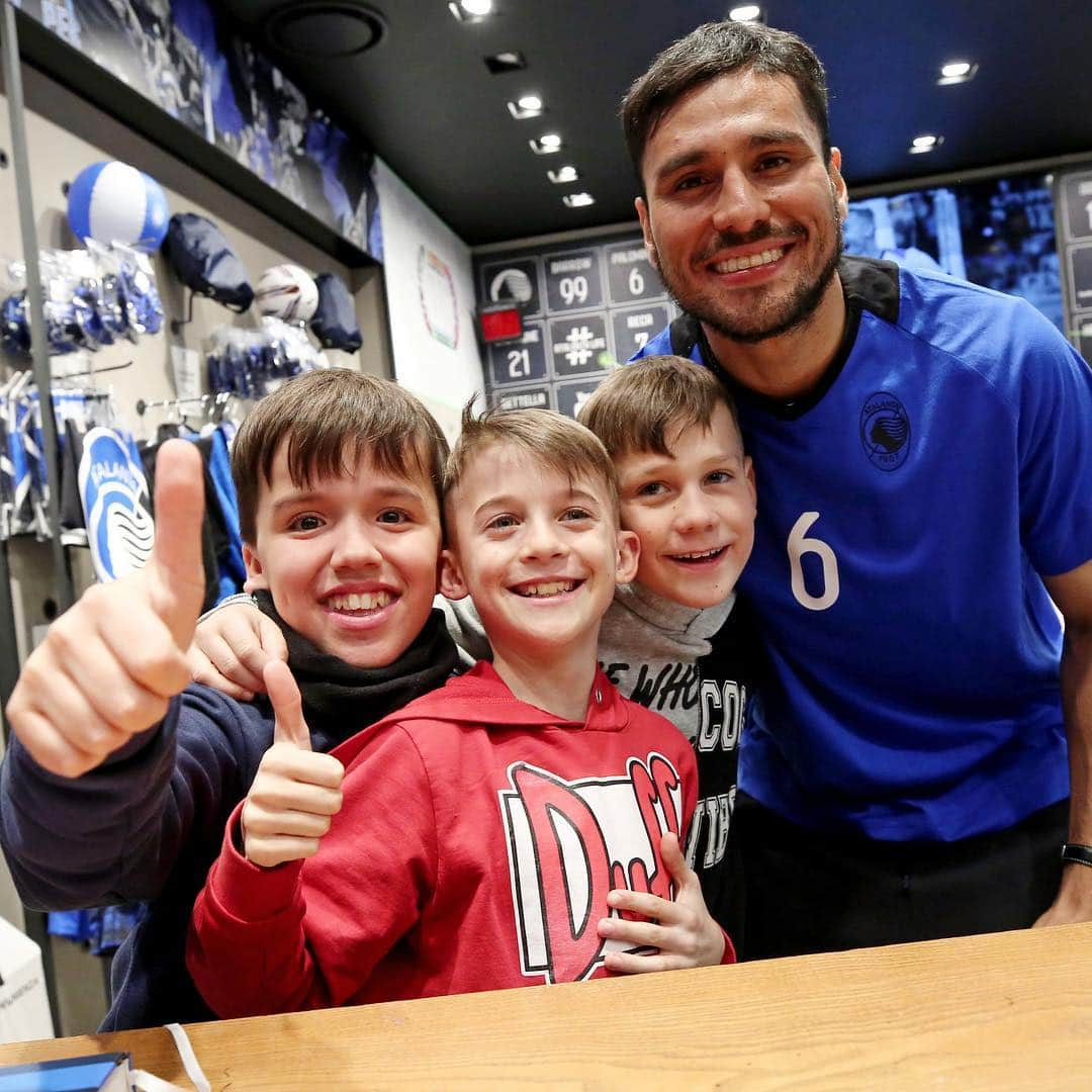 アタランタBCさんのインスタグラム写真 - (アタランタBCInstagram)「Tutto il calore dei nostri tifosi per @palominooficial, special guest all’Atalanta Store! 😄📸✍🏼 ~ #AtalantaLife 🖤💙 #Palomino #AtalantaStore #Atalanta #Bergamo #instore #fans #🇦🇷」3月14日 18時45分 - atalantabc