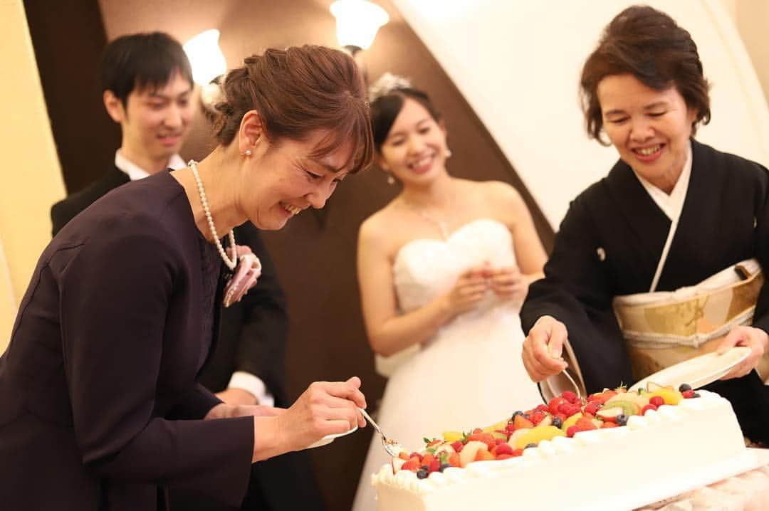 アンジェローブ 名古屋 結婚式場さんのインスタグラム写真 - (アンジェローブ 名古屋 結婚式場Instagram)「@weddingisland_angerobe をフォローして、 『 #アンジェローブ 』のタグで. お写真を投稿してくださいね＊*. . ——————————. .  お母様からのラストバイト🍰 ケーキ入刀後は、ファーストバイトだけでなく、ラストバイト、サンクスバイトなど様々な演出もありますよ💕． . —————— . ——————————. . ぜひ『 #アンジェローブ 』のハッシュタグで. ウェディングの写真を投稿してくださいね＊*. ステキなお写真はこちらのアカウントでリグラムさせていただきます♪ . . #wedding  #かわいい #リニューアルオープン #名古屋結婚式場 #ウェディング  #結婚式ゲスト  #ラストバイト  #ウェディングケーキ  #ケーキ入刀  #アンジェローブ」3月14日 18時52分 - weddingisland_angerobe