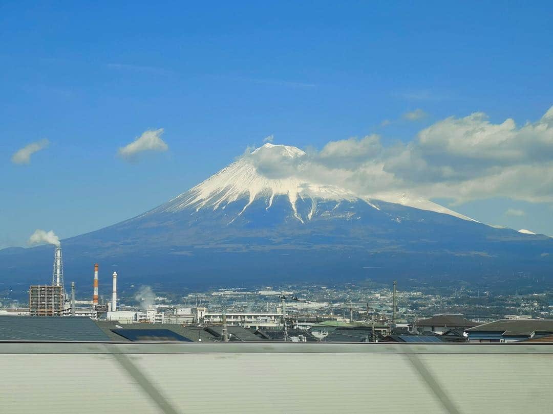 のインスタグラム：「大阪へ。新幹線で爆睡してたら、いつのまにかマネージャーがこんな素敵な写真を撮ってた！  #富士山 #mtfuji #fuji #大阪出張 #新幹線 #東海道新幹線 #のぞみ」
