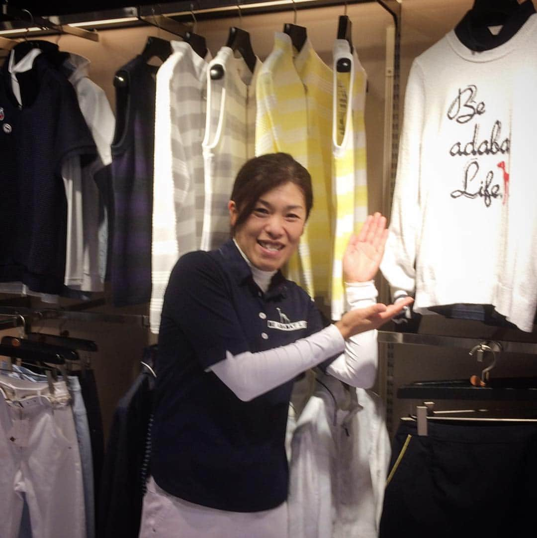 adabat アダバットさんのインスタグラム写真 - (adabat アダバットInstagram)「. staff snap💁‍♀️. @梅田大丸店 . みなさん、春ウェアの準備はできていますか⁉️ 気温差の激しい毎日が続いていますが、アウターやニット、ポロシャツまでどんなお天気にも対応できるように春のウェアがモリモリ揃っていますよ！ 是非スタッフへご相談くださいね！！ . #adabat#アダバット#golf#ゴルフ#golfwear#ゴルフウェア#saluki#サルーキ#staff#スナップ#スタッフコーデ#snap#大阪#梅田大丸#golfgirl#ゴルフ女子#spring#春#春ゴルフ#春コーデ#ゴルフコーデ#ニット#セーター#golffashion#スタッフおすすめ #instagolf#golfstagram」3月14日 13時31分 - adabat.official