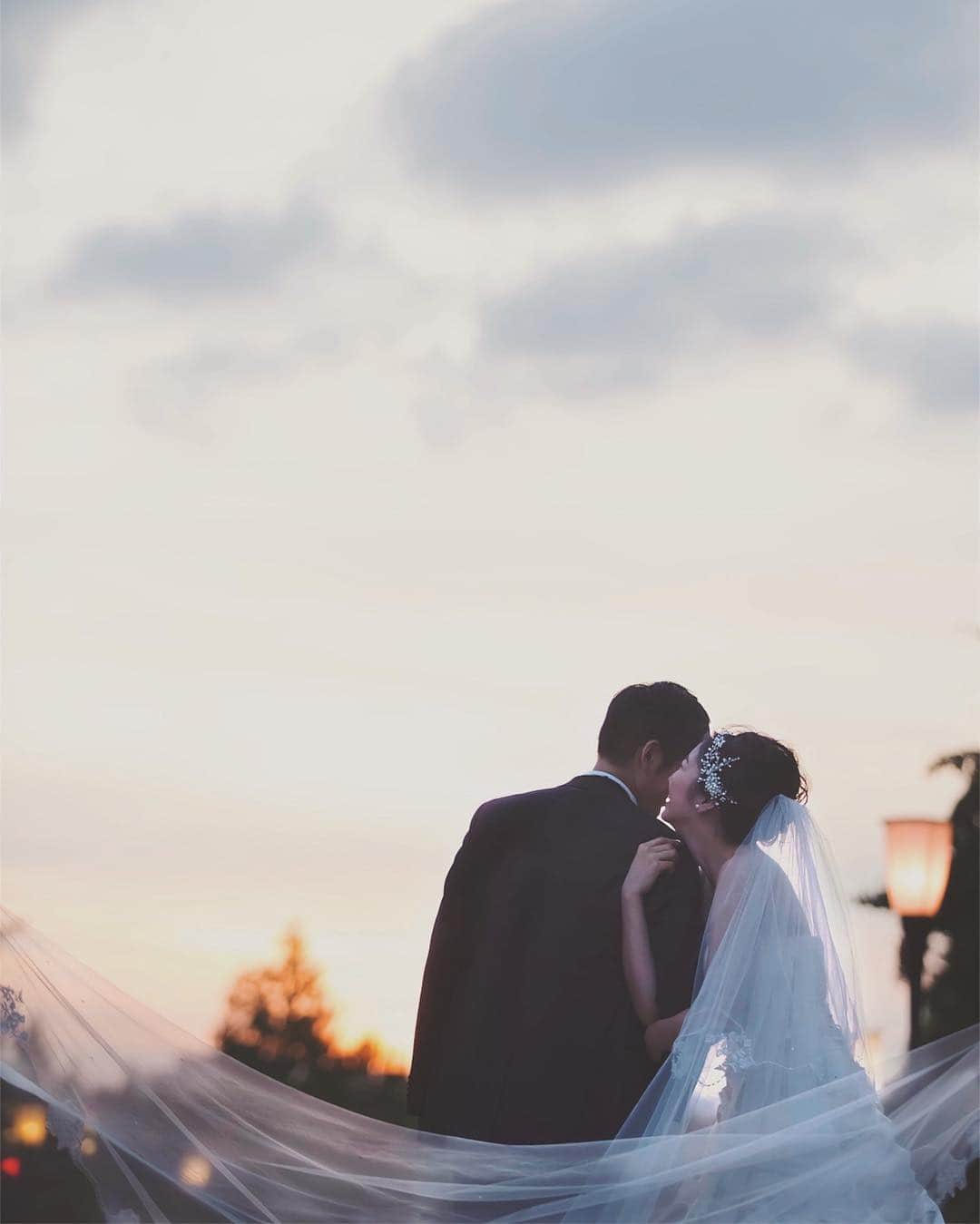 CLAIREのインスタグラム：「夕暮れも、なかなか素敵な写真が残せます✨ ・ @clairebridalstudio」
