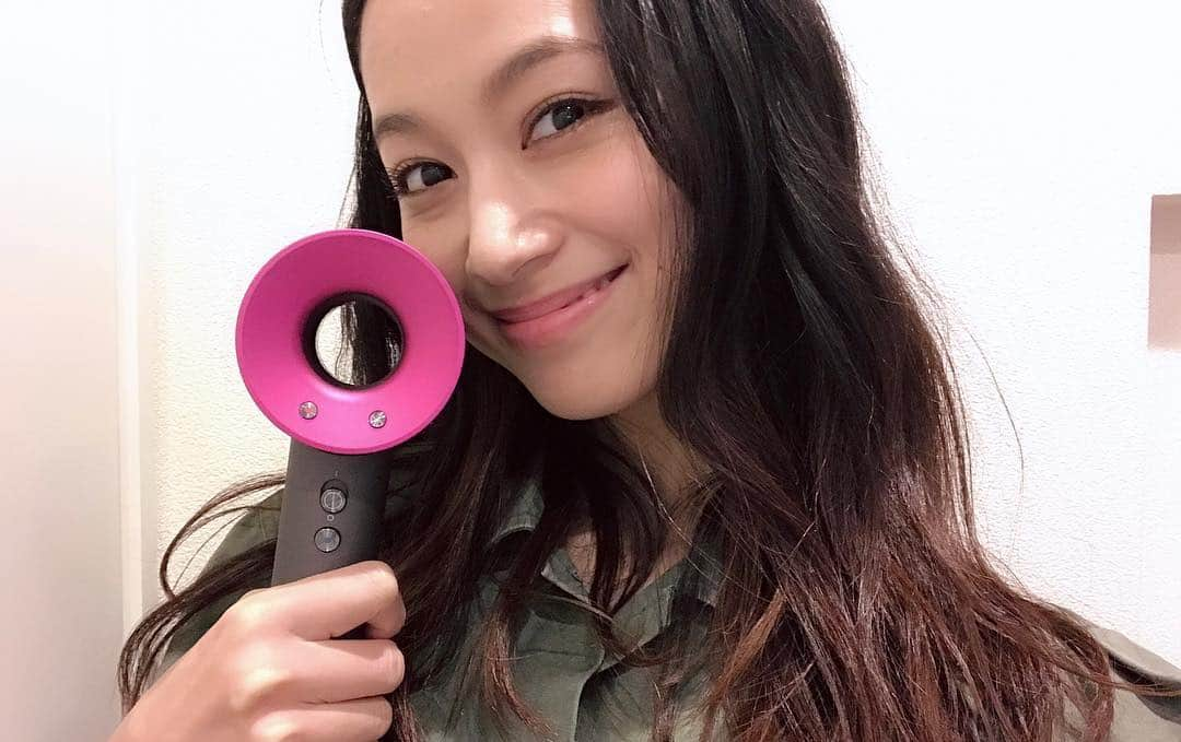 高橋ユウさんのインスタグラム写真 - (高橋ユウInstagram)「Whiteday gift from dyson💌 ダイソン様からホワイトデーにドライヤーをいただきました!!! 乾くの速くてせっかちな私には本気で助かる。。 熱で乾かすドライヤーは傷む気がして懸念してたけど、これは風圧で乾かしてくれる感じで熱くならないから髪に優しいだろうな🙆‍♀️ 髪の短い旦那さんの頭皮にも有難い！ 愛用させていただこう♡ white dayのお返しにめちゃくちゃ良いプレゼントだ🥰 私のホワイトデーは、バレンタインに旦那さんから花束をいただいたのでお返しを考え中🧐  #dyson #dysonhair  #drier #whiteday #ドライヤー　 #ホワイトデー  #dysonsponsored」3月14日 13時34分 - takahashiyu.official