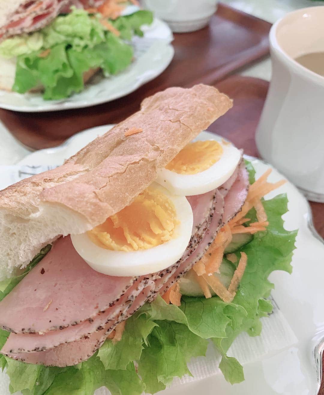 水谷雅子さんのインスタグラム写真 - (水谷雅子Instagram)「#おはようございます#モーニング#朝食 #breakfast #breakfastclub  #パストラミロースサンド #ホットコーヒー#珈琲 #水谷雅子#水谷雅子beautybook50の私  こちら今朝は晴れていますが、 風か冷たいです🍃 急に真冬の寒さです❄️ 昨夜雪が降りましたからね☃️ 温かくしてお出掛けして下さいね❣️🧥 頑張って行ってらっしゃい😊🌸💖」3月14日 13時45分 - mizutanimasako