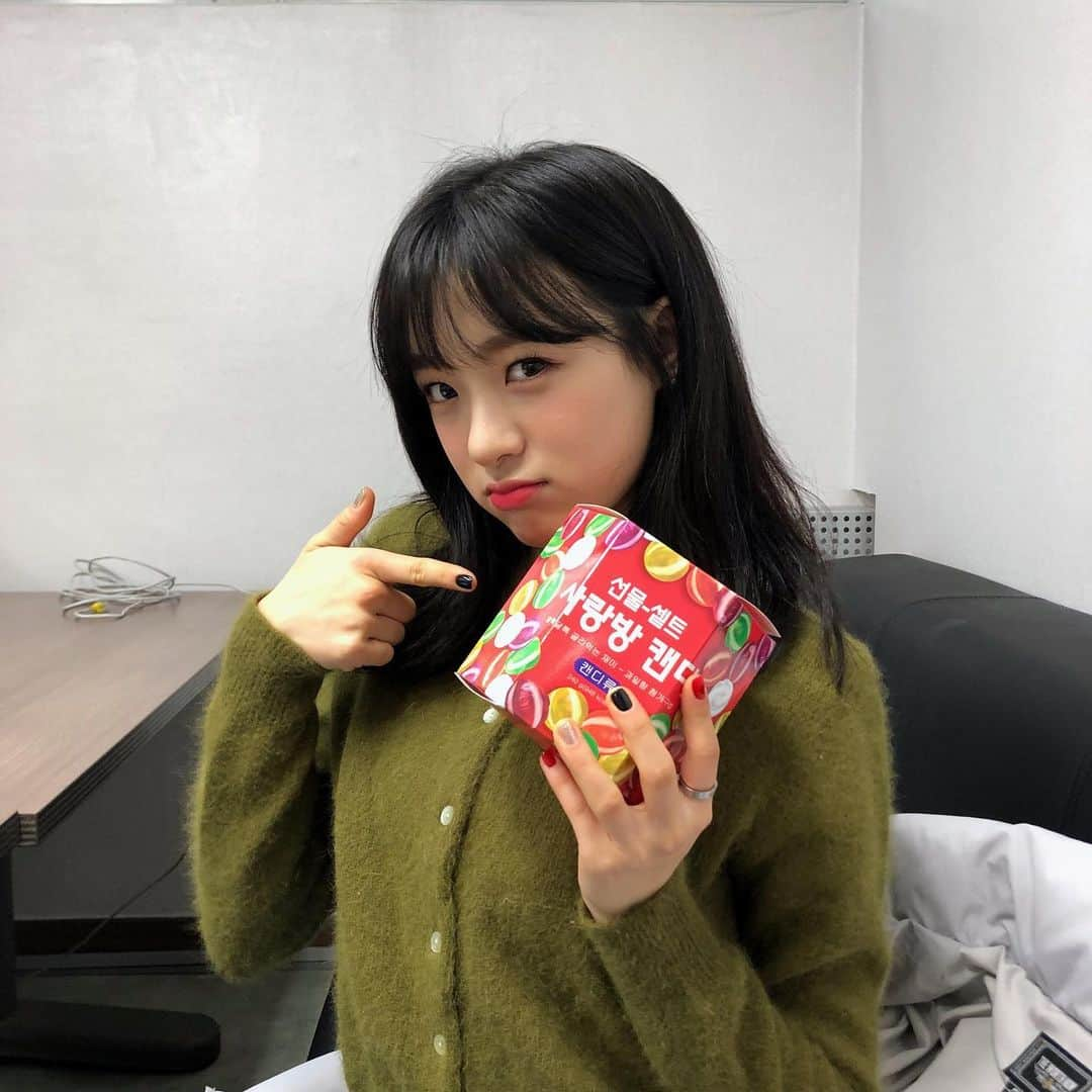 ジンソルさんのインスタグラム写真 - (ジンソルInstagram)「사룽한다 연예소녀❤️🧡💛 #진솔#🍬」3月14日 13時38分 - truesol__0824