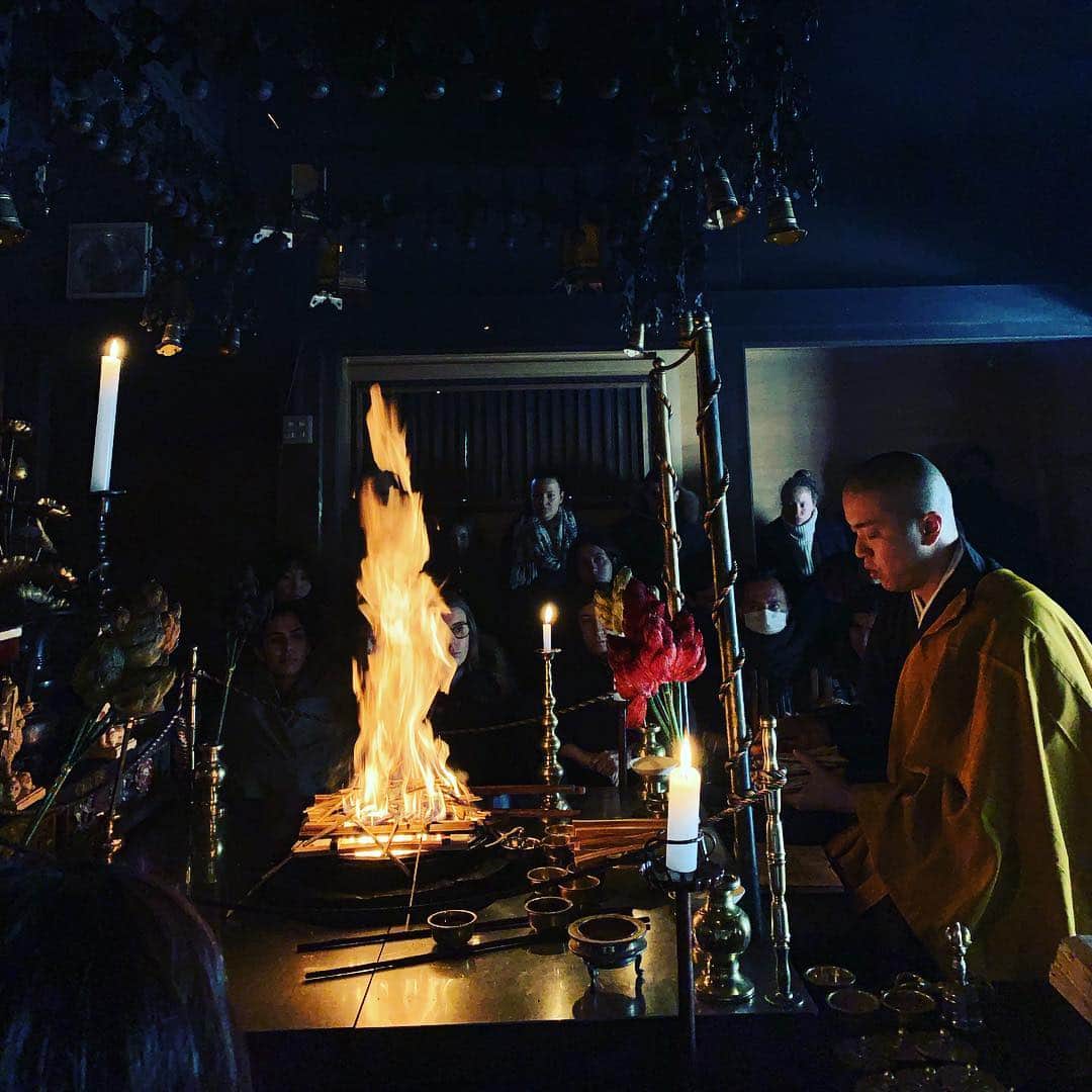林信行のインスタグラム：「7.30am ‘Gomataki’ at Ekoin  Koyasan, Japan」