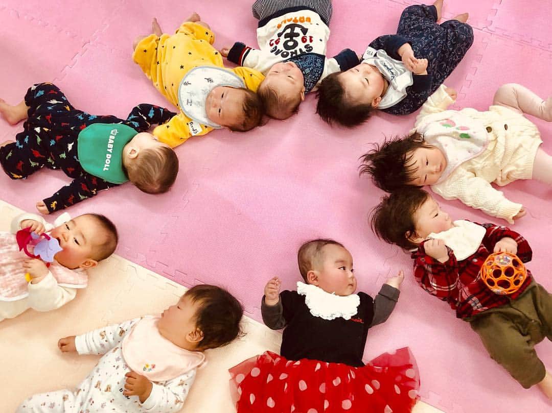 櫻本茉朋のインスタグラム：「人生で初めて出産し、毎日わからないことばかりの中、必死で赤ちゃんのお世話をしている愛媛の新米ママさーん！！ お友達、作りませんか？？✨ NPO法人 子育てネットワークえひめでは、ベビープログラム「あかちゃんがきた！」を無料で開催しています。  近い月齢の赤ちゃんがいるママ同士で交流し、授乳のことや、夜の寝かしつけなど、情報交換することが出来ます😊  私も1月、2月と参加し、ママ友が出来ました😭✨ 人見知りさんでも大丈夫！（現に私はすごく人見知り…笑）  4回連続講座なので、同じメンバーに4週続けて会うことが出来るし、ファシリテーターさんが上手くリードしてくれるので、自然とみんなと仲良くなりました✨  手探りで、毎日何が正解かわからないまま、わからないことをネット検索しながら子育てをしていた私。  週に1回ママ同士でおしゃべりしたり、情報交換するだけですごくいい気分転換になるし、一人では得られなかった情報を知ることが出来たり…♪ 少し自分の子育てに対して「これで大丈夫なんだ」という自信を持つことも出来ました。  そして何より、沢山の赤ちゃんに会うことでめちゃくちゃ癒されます🤤🤤💕 少し先の月齢の赤ちゃんを見て「うちの子もあんなことがが出来るようになるのか…✨」と何度ワクワクしたことか…💕 長くなりましたが、 ・ママ友が欲しい ・育児に不安がある ・息抜きしたい ・便利な情報が欲しい  という方、ベビープログラムすごくおススメです！！ 詳しくは子育てネットワークえひめさんにお問い合わせください✨  http://www.conet-ehime.or.jp/index.html  #愛媛ママ #愛媛ママと繋がりたい  #ママ友 #ママ友欲しい  #愛媛 #育児 #ベビープログラム #子育てネットワークえひめ #くーふぁん」