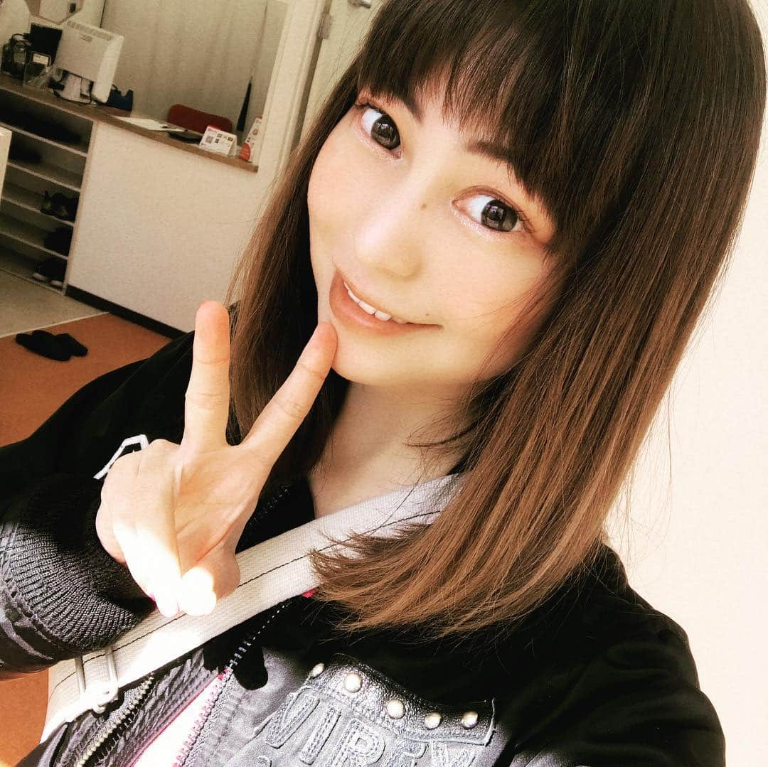 正田美里（みさみさ）さんのインスタグラム写真 - (正田美里（みさみさ）Instagram)「今日は、30分ふらっと整体院(@30minuteseitai )に行ってきました。 普段からパソコン作業が多いので肩が毎日ヤバスなのです（笑）  整体って、痛いとか、ボキボキのイメージが強くて、怖いと思っていたのですが、30分ふらっと整体院では筋膜リリースといって、表面だけでなく、筋肉に直接アプローチする手法で痛みが少ないんだって！ 実際に体感してみたら、本当に痛くなかった！どちらかというと優しく筋肉が動いてるのがわかる感じ。  最初に今の状態をみてもらって、自分では真っ直ぐなつもりなのに、真っ直ぐじゃなかったり。 あれ？私曲がってる？って感じで不思議でした（笑）  毎日の生活で知らず知らずのうちに楽な体制とか同じ体勢になったりしてるんだろうな〜〜。 自分ではわからない場所の凝りや、気付けなかった場所も教えてもらったり、それだけでなく、お家や、普段でも出来るセルフケアのやり方も教えてもらったので、毎日やってみようと思います♪  説明も丁寧でわかりやすかったし、気軽に行けるのが良いっ！！是非30分ふらっとで検索してね。 (^^) #30分 #ふらっと #30分ふらっと #整体 #雪が谷大塚 #筋膜リリース #PR Casting By @woomy.beauty」3月14日 13時40分 - misamisaupiupi