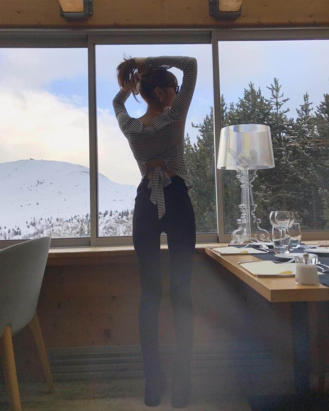 野崎智子さんのインスタグラム写真 - (野崎智子Instagram)「First time in France🇫🇷soooo freezing! フランスの雪山に来てます☃️ 吹雪いててすごーく寒い❄️ ただ雪山でネットワーク不安定で🥺 sunglasses @gucci  tops @valmuer_official  #valmuer  #gardenbyvalmuer  #valmuertravelcamp #france  #snow #freezin」3月14日 13時41分 - tomoconozaki