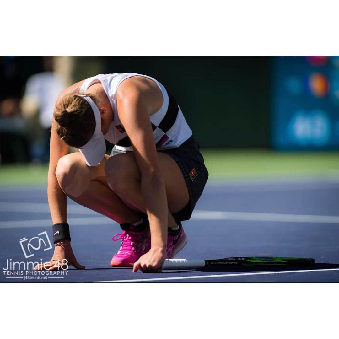 マルケタ・ボンドロウソバさんのインスタグラム写真 - (マルケタ・ボンドロウソバInstagram)「Grow through what you go through⚡️🖤 Thank you @bnpparibasopen 🌵❣️」3月14日 13時46分 - marketavondrousova