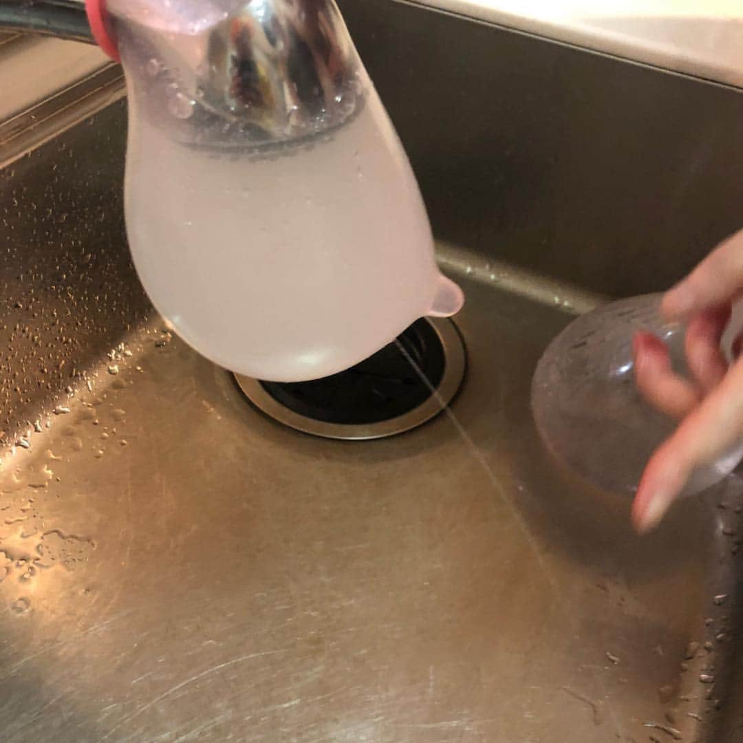 のインスタグラム：「コンドームで水風船作って遊んでたら穴があいてた、、、」