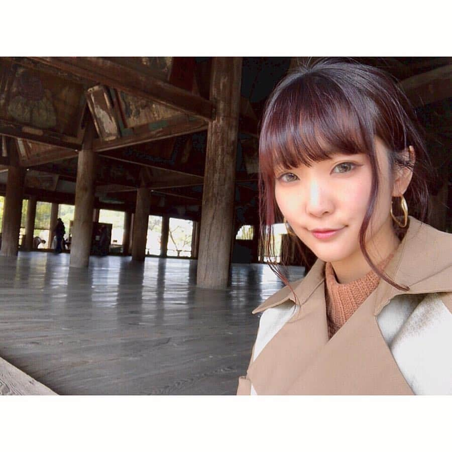 Yun chiさんのインスタグラム写真 - (Yun chiInstagram)「広島を旅して来た。 . . . #ちょっと前なのに梅が咲き始めてて春感じた🌸 #千畳閣 本当に千畳？って言いながら #見渡せる景色がとても良かった #フェリーで移動 わくわく iPhone落とさないか心配された #太陽で水面キラキラ #夜はハゲを食べました🦲✨ #カワハギ の事ハゲって言うんやね #鯛めし 撮ろうとしてたらお店のお母さんが、蓋ぱっかーんってしてくれた。 #お刺身 でいただいたハゲでお味噌汁作って貰ったよ 余すところ無し！ #鯛飯 はおにぎりにして朝ごはんにした #むすびのむさし を買って新幹線へ これはいつも絶対食べる🍙 #食べてばっかりに見えるね笑 #移動いっぱい歩いてめっちゃリフレッシュ楽しかった〜 . . . #japantrip#trip#tripjapan#japan#hiroshima#travel#travelgram#itsukushima#ferry#kawahagi#Redsnapper#japanfood#omusubi#me#selfie#3#旅行」3月14日 13時47分 - _yun_chi_