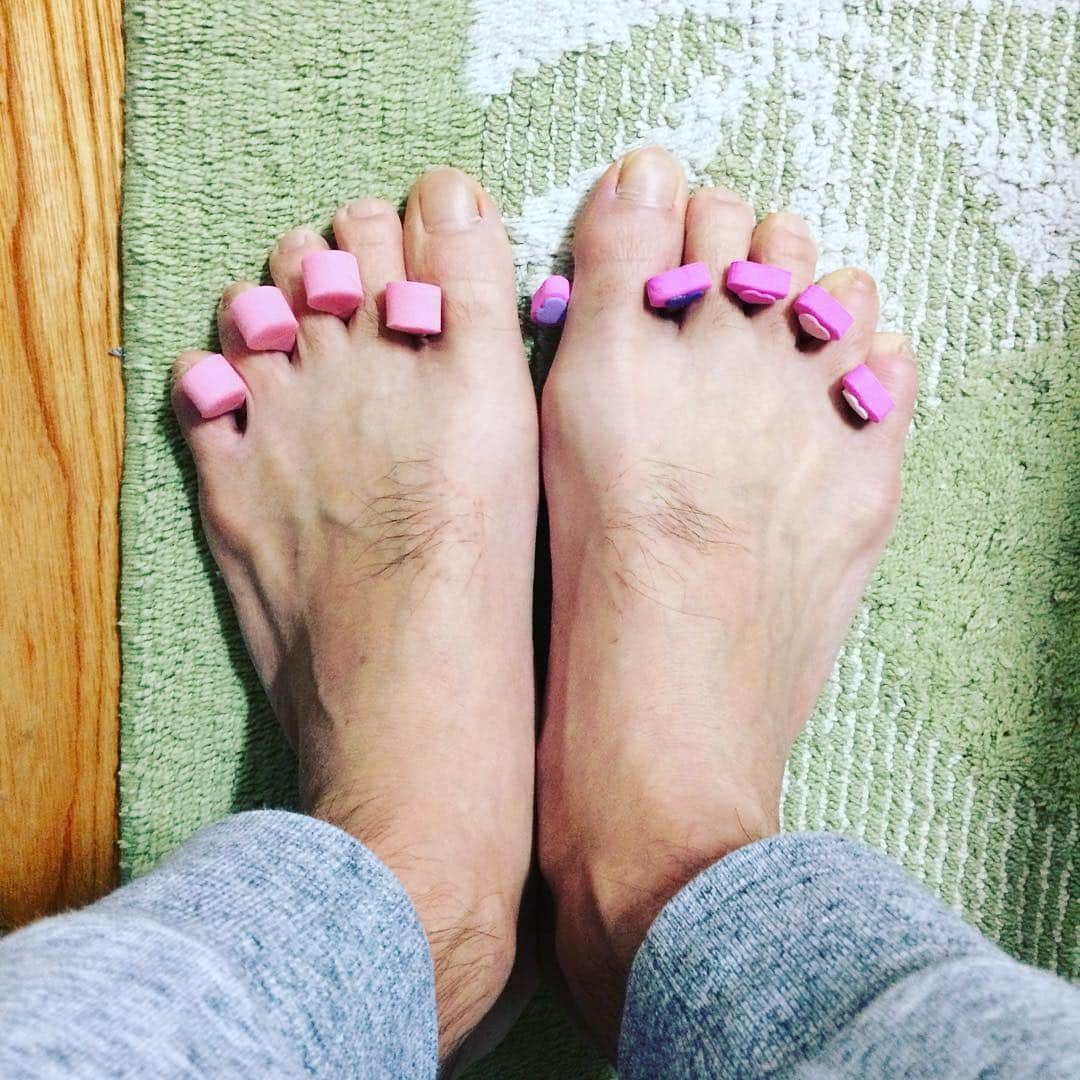 黒川忠文さんのインスタグラム写真 - (黒川忠文Instagram)「最近履いてる靴が合ってないのかなぁー 小指が痛い！ 家で足の指を広げるやつはめてます。 娘に「これ、なんて言うん？」 て、聞いたら 「指ぱっかーん」⁉️ 嘘つかれました😆。 これ、気持ちええわ〜」3月14日 13時58分 - kurokawatadafumi