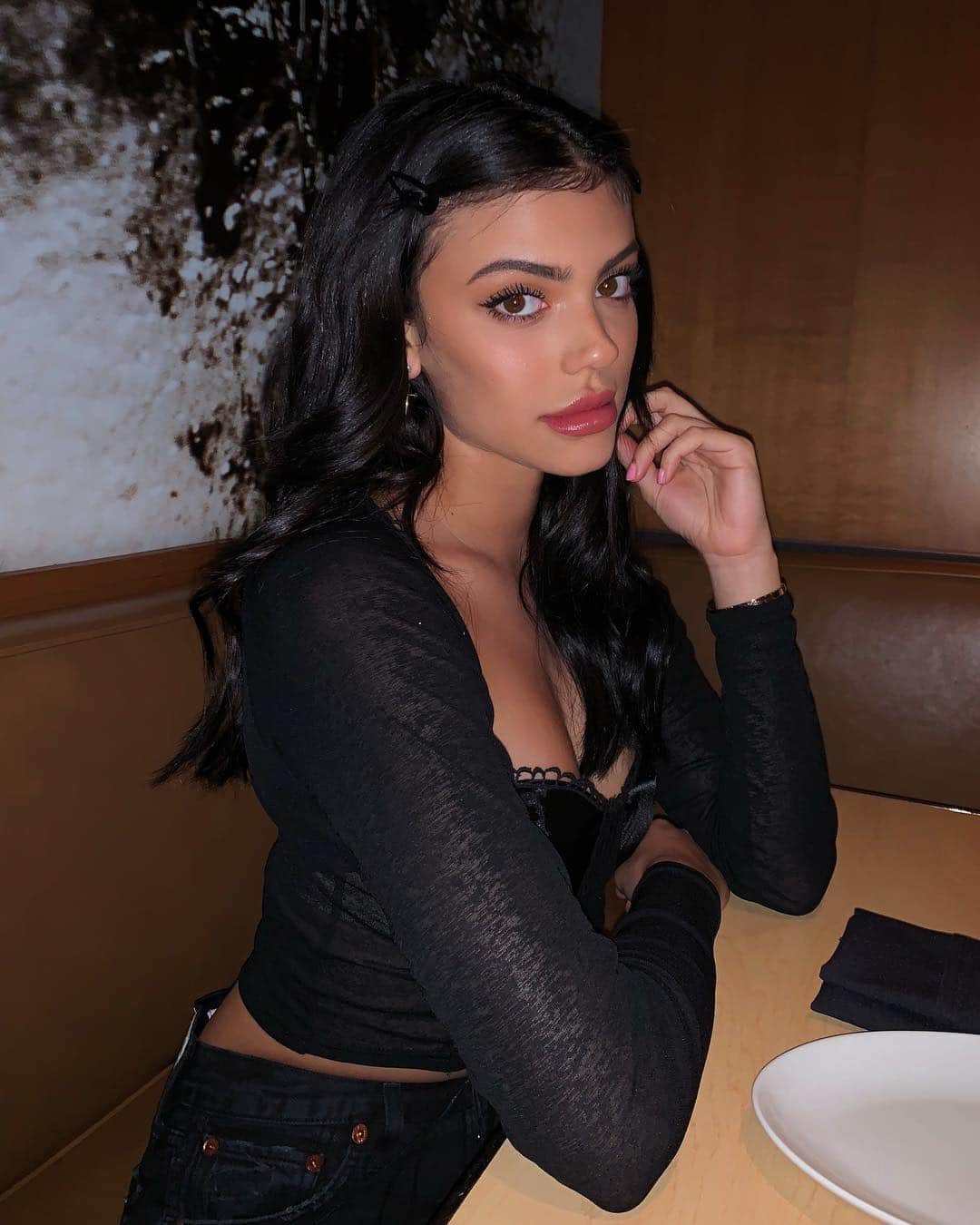 ケルシーのインスタグラム：「hmm what to order..」