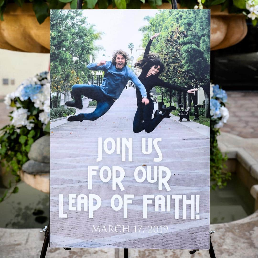 ダニエラ・ルーアさんのインスタグラム写真 - (ダニエラ・ルーアInstagram)「Its #weddingwednesday and the countdown begins for Densi’s LEAP OF FAITH! Because we love you all, we wish you had been guests in this action filled wedding shindig 😆 Questions: 1) what would you write in the guest book?  2) What’s in the boooooox?? — Começou a contagem decrescente para o casamento de #Densi ! Como vos adoramos e gostávamos que tivessem estado neste grande dia cheio de acção, tenho duas perguntas: 1) O que escreveriam no livro de honra? 2) O que é que está dentro da caixaaaaaaa?? — #ncisla @ncisla @ericcolsen #densi #keeks #wedding」3月14日 13時59分 - danielaruah