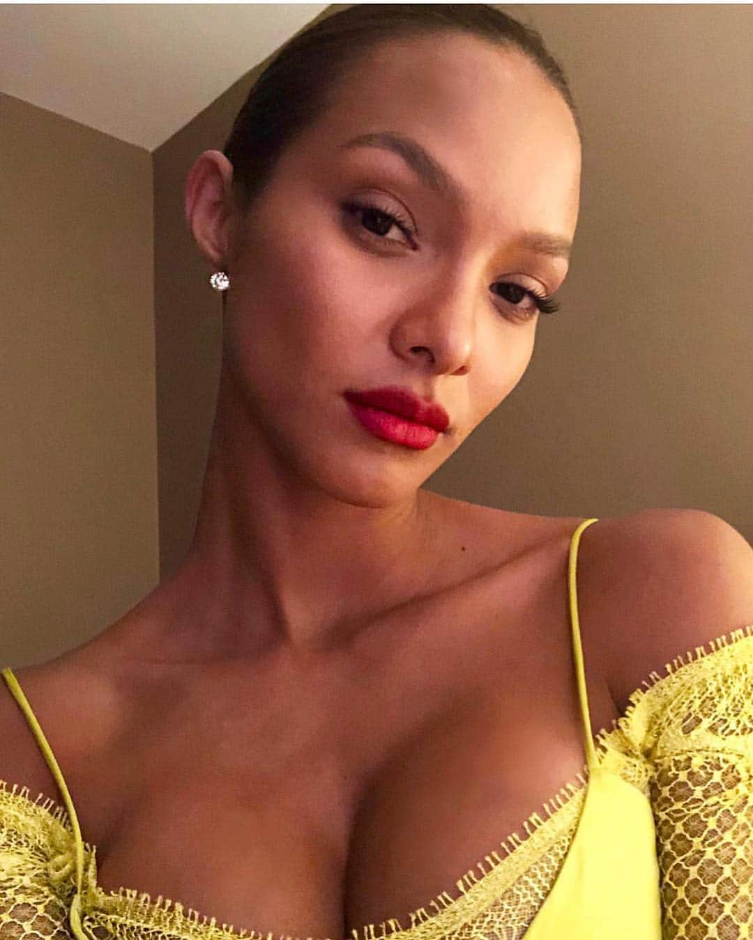 Carolina Gonzalezさんのインスタグラム写真 - (Carolina GonzalezInstagram)「♥️LAIS♥️ @laisribeiro #tonight #bts #makeupCarolinaGonzalez wearing one of my favorite #lipstick s @narsissist #DragonGirl」3月14日 14時04分 - cgonzalezbeauty