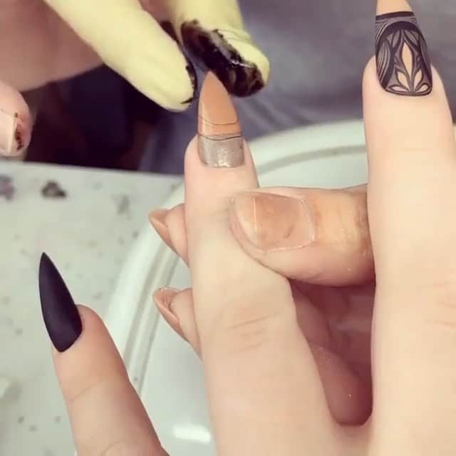 naildecorvideosのインスタグラム：「Woah love this technique @helennails_yeg 😍」