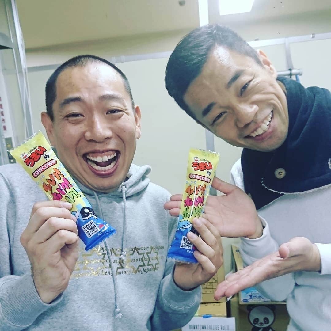 のインスタグラム：「『イルカ！オルカ！ポルカ！』のYouTube配信記念うまい棒をCOWCOWの多田さんからいただきました♪真似して踊りたくなる動画なので、「イルカ！オルカ！ポルカ！」で検索してぜひチェックしてね(^-^)♪ #cowcow さん#cowcow多田 さん#イルカオルカポルカ #youtube #動画 #youtube動画 #レギュラー松本 #あるある探検隊 #うまい棒」