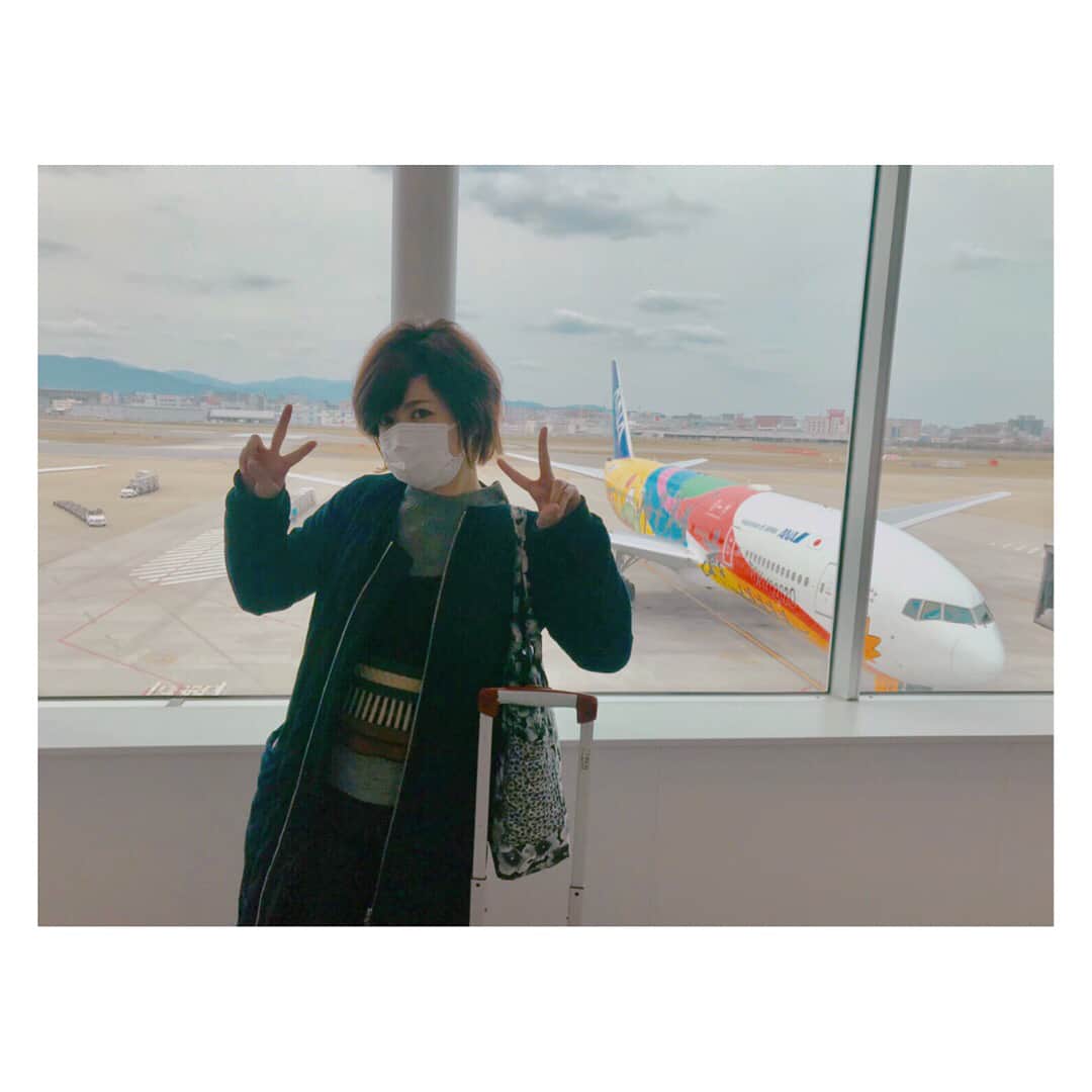 のインスタグラム：「おっハロー✈️✈️✈️ ❤︎ ❤︎ びっくりビッグな嬉しいお知らせ📯💕 本日ヤフオクドームにて行われる、 オープン戦 福岡ソフトバンクホークスVS読売ジャイアンツ にて私AIMIが花束贈呈させて頂くことになりました😍⚾️！！ とてもとても光栄なことです😭💐 お近くの方、野球好きの方、是非観に来てね♪  てなわけで福岡へGo〜〜♪ ❤︎ ❤︎ #AIMI#ヤフオクドーム#始球式#花束贈呈」
