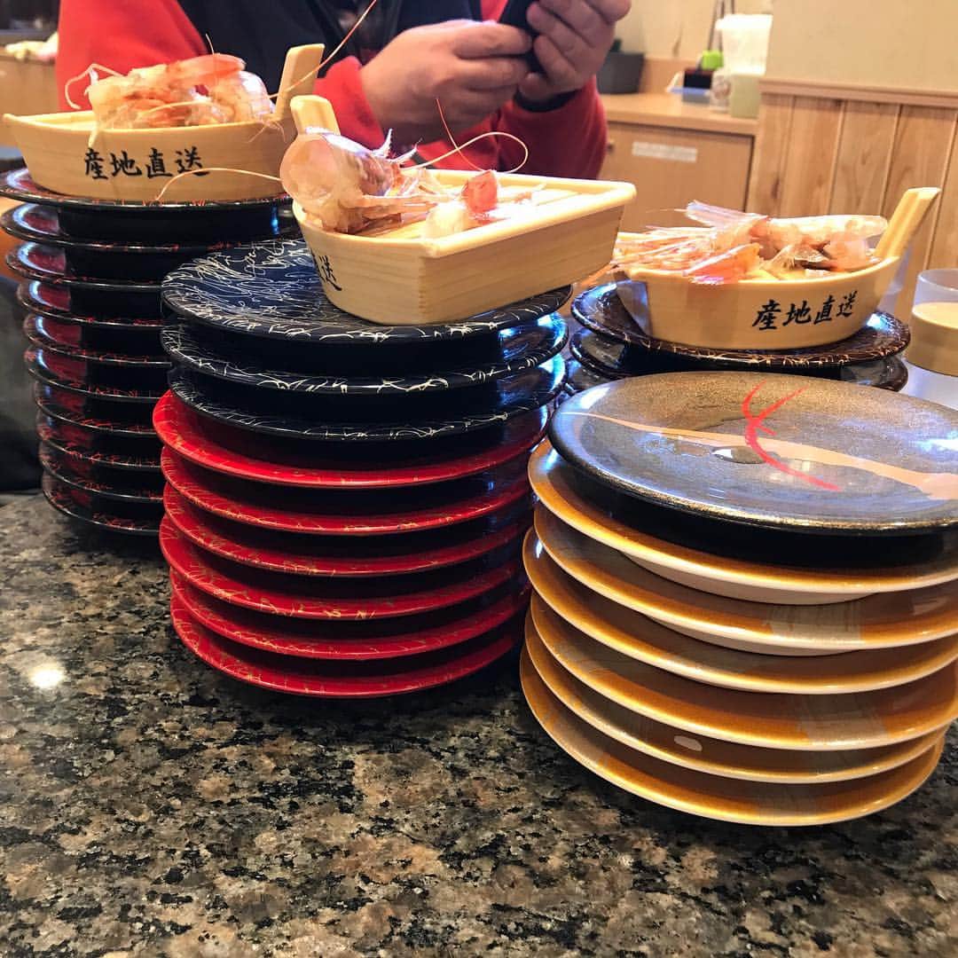 メルロコ一家の楽屋裏さんのインスタグラム写真 - (メルロコ一家の楽屋裏Instagram)「ダメだもう食えない。ちなみにこのテーブルは５名です。 #腹一杯 #小樽  #回転寿司とっぴ〜」3月14日 14時21分 - merulocomocodon