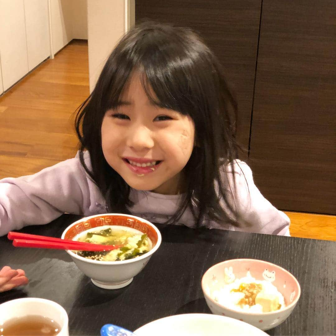 みきママさんのインスタグラム写真 - (みきママInstagram)「ランチはレンチン激辛麻婆豆腐です〜😍😍😍 . 杏ちゃんのはレンチンした後に取り出して、激辛にしました〜🤩🤩🤩 . 杏ちゃん「からそ〜」と言いながら、私の麻婆豆腐にラー油をたくさん入れてきます🤣🤣🤣 . ひどくない⁉️」3月14日 14時14分 - mikimama_official