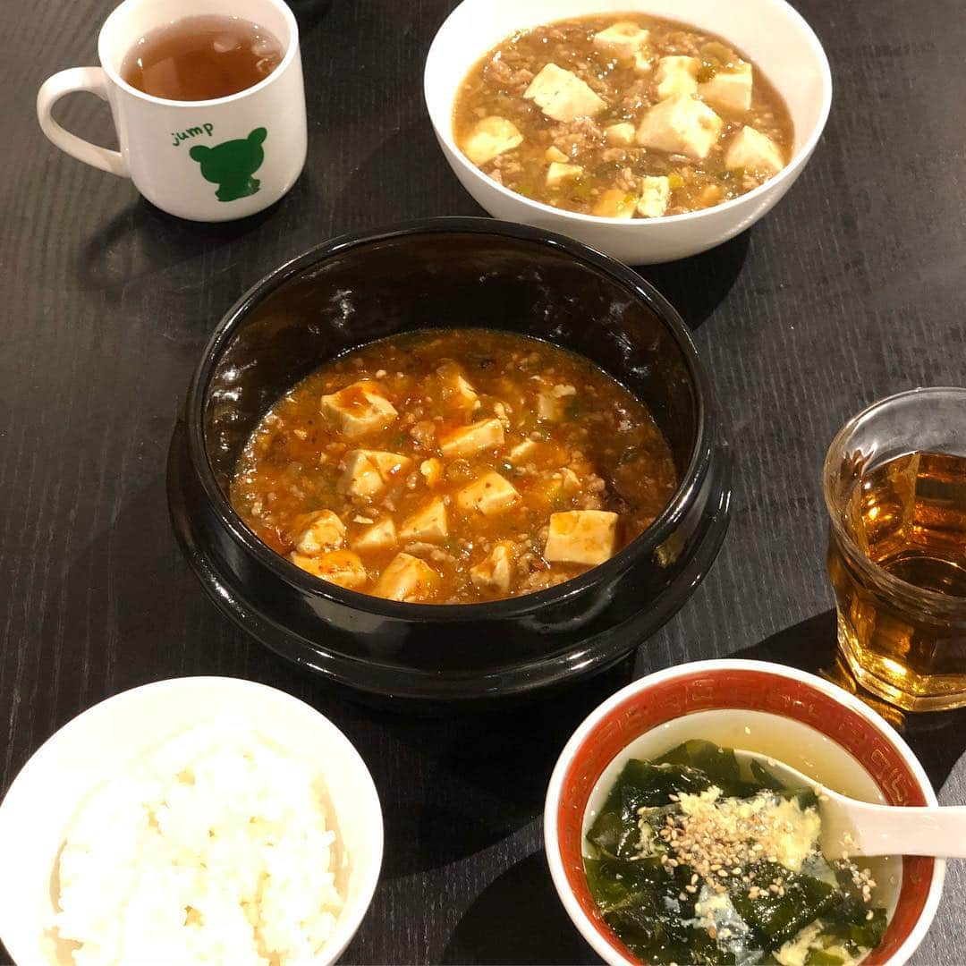 みきママさんのインスタグラム写真 - (みきママInstagram)「ランチはレンチン激辛麻婆豆腐です〜😍😍😍 . 杏ちゃんのはレンチンした後に取り出して、激辛にしました〜🤩🤩🤩 . 杏ちゃん「からそ〜」と言いながら、私の麻婆豆腐にラー油をたくさん入れてきます🤣🤣🤣 . ひどくない⁉️」3月14日 14時14分 - mikimama_official