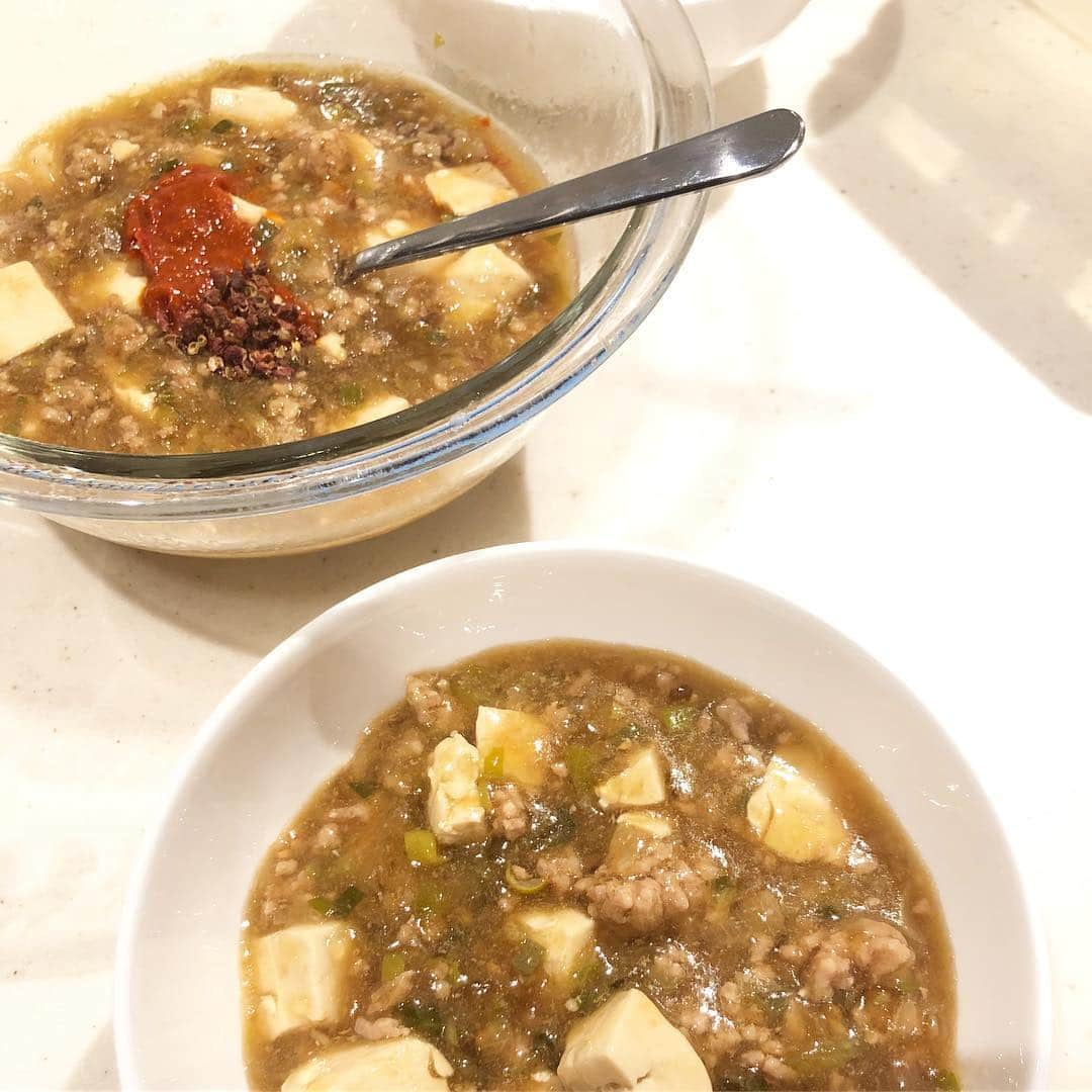 みきママさんのインスタグラム写真 - (みきママInstagram)「ランチはレンチン激辛麻婆豆腐です〜😍😍😍 . 杏ちゃんのはレンチンした後に取り出して、激辛にしました〜🤩🤩🤩 . 杏ちゃん「からそ〜」と言いながら、私の麻婆豆腐にラー油をたくさん入れてきます🤣🤣🤣 . ひどくない⁉️」3月14日 14時14分 - mikimama_official