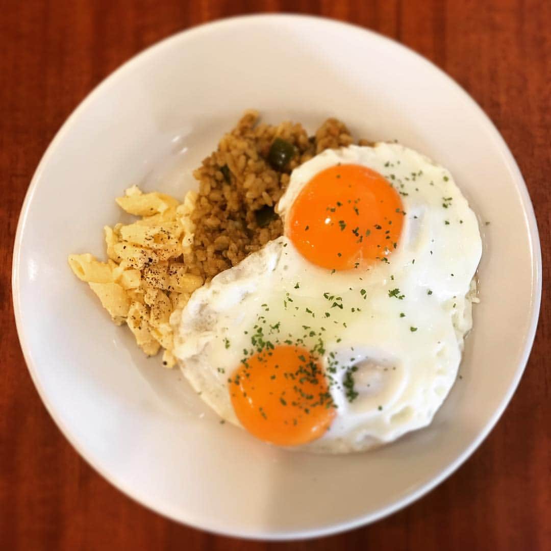 松谷ヒロキのインスタグラム：「シャレオツなカフェのドライカレー。 目玉焼きが理想的な焼き加減！！ Dry curry of shaleotsu cafe. Fried eggs are ideal! !  #円スタグラム #art #lights  #food #iPhone7plus #focus #cool #kawaii #japanese #comedian #tokyo #japan #love #instagood #instalike #webstagram #follow #followme #followforfollow #写真 #アート」