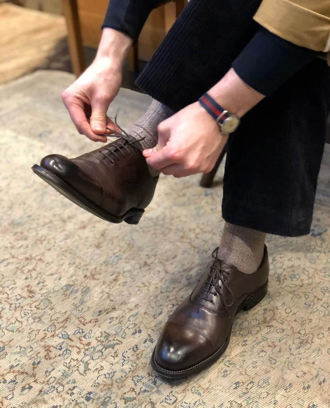 グレンソンさんのインスタグラム写真 - (グレンソンInstagram)「Lucas is a new plain captoe Oxford shoe for the season. He comes in our new brown dipped leather. Once constructed, the entire shoe is "dipped" into a brown dye wash so the colour is retained in the lining, sock, welt, edge and sole. The look is completed with a classic single leather sole.⁣ ⁣ -⁣ ⁣ ⁣ #grenson #menswear #grensonshoes #grensonbrogues #mensfashion #mensstyle #thegoodshoe」3月14日 14時30分 - grensonshoes