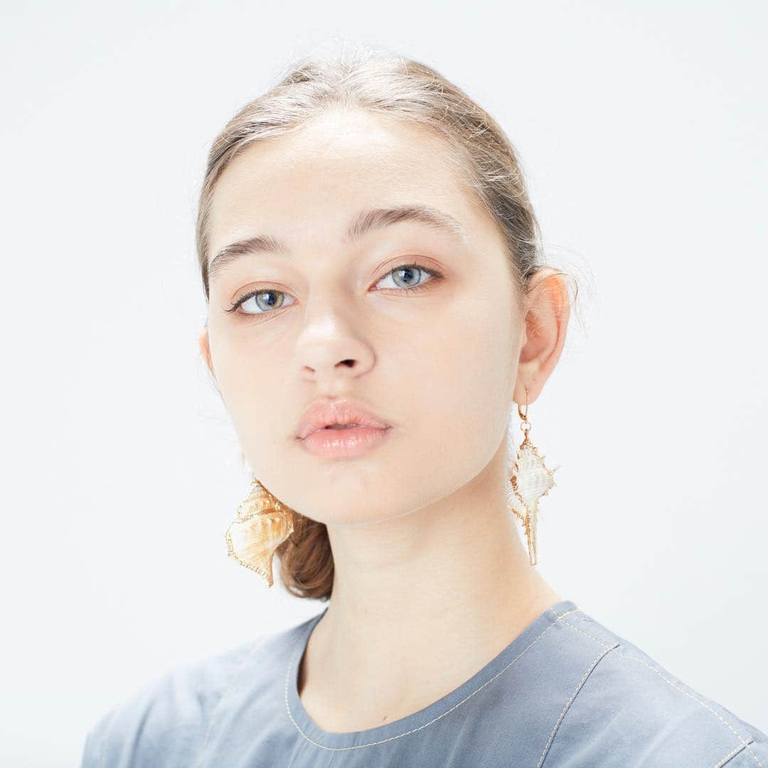 シアタープロダクツのインスタグラム：「NEW ARRIVAL  pierced earrings (5piece set) COLOR：NATURAL SIZE：L ￥18,000  #theatreproducts #シアタープロダクツ #2019SSCollection #newarrival」