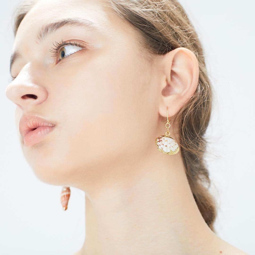 シアタープロダクツのインスタグラム：「NEW ARRIVAL  pierced earrings (5piece set) COLOR：NATURAL SIZE：S ￥15,000  #theatreproducts #シアタープロダクツ #2019SSCollection #newarrival」