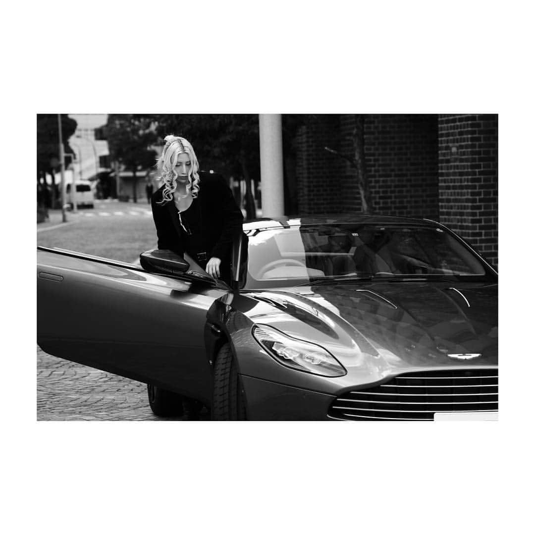 ROLANDさんのインスタグラム写真 - (ROLANDInstagram)「- - 【Aston Martin DB11 V12】 - 久しぶりに衝動買いしてしまった。 なんて美しいクルマなんだろう！ - #AstonMartin #DB11 #V12 #007 #ROLAND #男の憧れ」3月14日 14時26分 - roland_0fficial