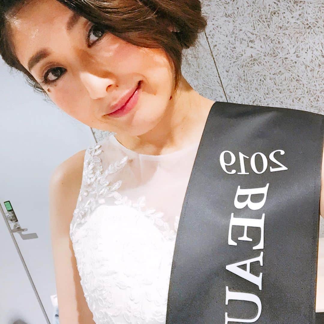 のインスタグラム：「【日本大会に出場決定！！】 グランプリは逃しましたが、 日本大会出場の7名に選ばれ、 ビジネスウーマン賞も受賞しました！！ 応援、あたたかいコメント、心強かったです。 起こしくださった方、バタバタでご挨拶出来なくてごめんなさい。とてもとても嬉しかったです。  本当にありがとうございました！！！ ビューティージャパンコンテスト日本大会に向けて引き続き応援宜しくお願い致します！！ ありがとうございました！！！ まずはご報告まで❤ のちほど改めて更新させてください。」