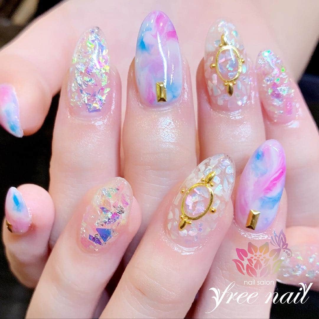 free nail フリーネイルのインスタグラム：「. お客様ネイル💅🏻👒✨ . オーロラマーブル🍭✨ . ファンタスティックカラー🦄💗✨ . ご来店ありがとうございました🙇🏻‍♀️🙇🏻‍♀️🙇🏻‍♀️💗 . #ネイル #フリーネイル #ネイルアート #ジェルネイル #ネイルサロン #大阪ネイルサロン #ネイルデザイン #ネイルチェンジ #マーブルネイル #ホログラムネイル #シェルネイル #スタッズネイル #ピンクネイル #ブルーネイル #デザインネイル #シンプルネイル #トレンドネイル #ガーリーネイル #春ネイル #スプリングネイル #美甲 #日式美甲 #springnails #nailsart #nailsalon #nailsdid #newnails #newnail #freenail」