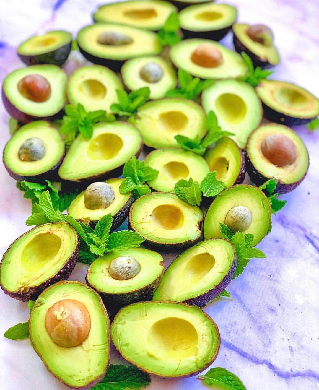 ケイラ・アイトサインズさんのインスタグラム写真 - (ケイラ・アイトサインズInstagram)「After many weeks, I have JUST started eating #avocado again after looking at it earlier in pregnancy made me sick 😂! NOW I am eating a quarter of an avocado WITH LEMON 2-3 times a week. I will add this to my breakfast meal which currently consists of two eggs, two pieces of sourdough bread, chilli kale AND avocado 💪. What do you ladies eat for breakfast?? Comment below! www.kaylaitsines.com/app」3月14日 14時34分 - kayla_itsines