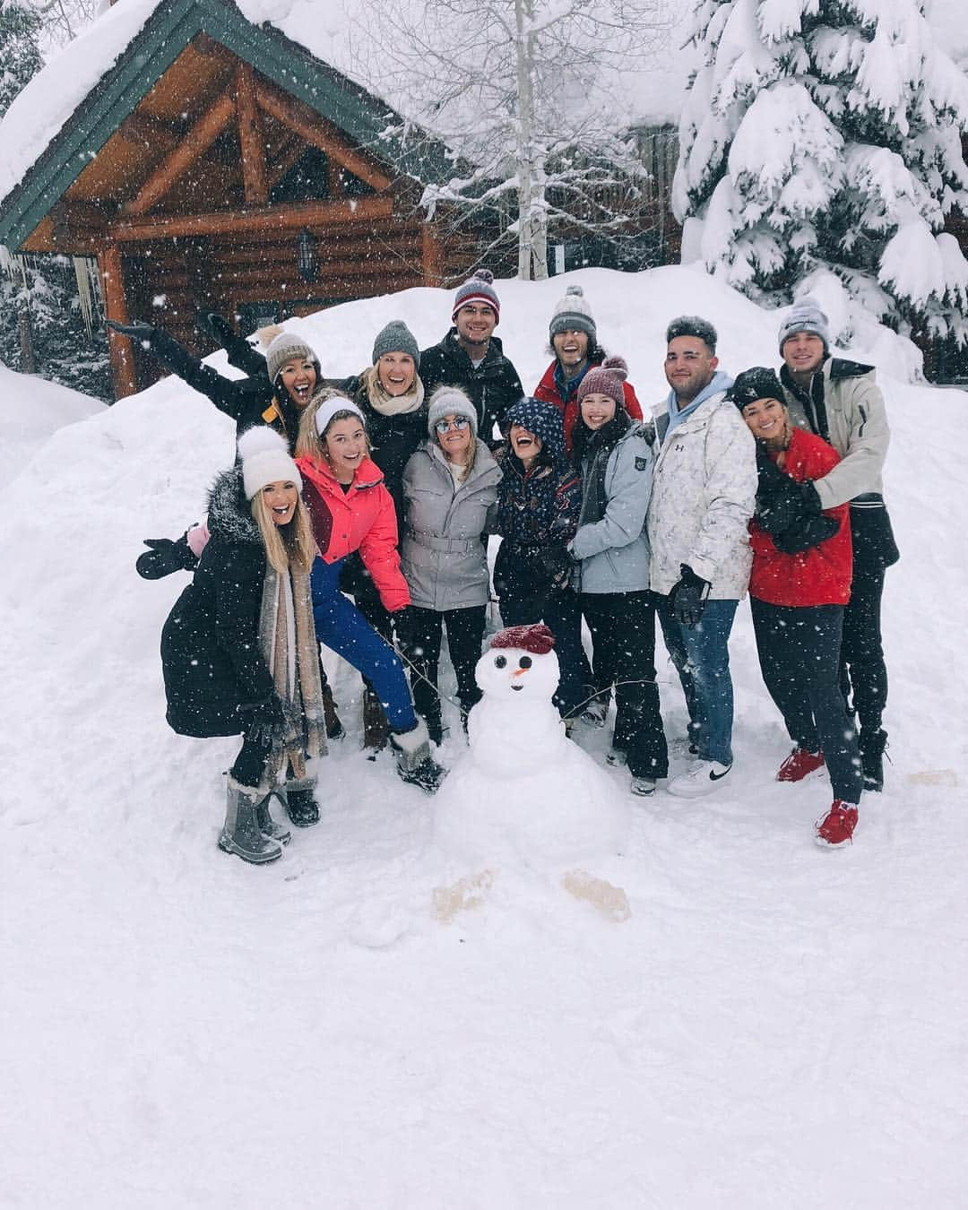 コリー・ロバートソンさんのインスタグラム写真 - (コリー・ロバートソンInstagram)「We built a snowman, had a snowball fight, and ate snow ice cream...we don’t get this kind of weather in Louisiana, def taking full advantage of our time here⛄️❄️❤️ Thankfully the blizzard wasn’t too bad where we are, praying for those in middle of it, hope everyone is safe and warm tonight!」3月14日 14時42分 - bosshogswife