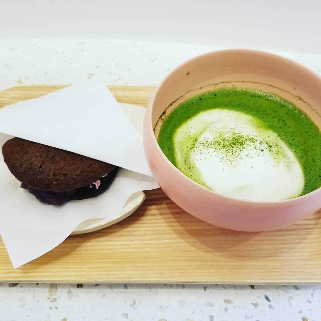 池田香織のインスタグラム：「おいしいどら焼を堪能！ 生どら焼って初めて食べたけど、おいしい！ ペットも抱えてたら入れるし🐶  幸せ時間でした✨✨✨ #delicious 😍  #有機茶生どら #どぅらら #dolala #dorayaki  #tokyo」