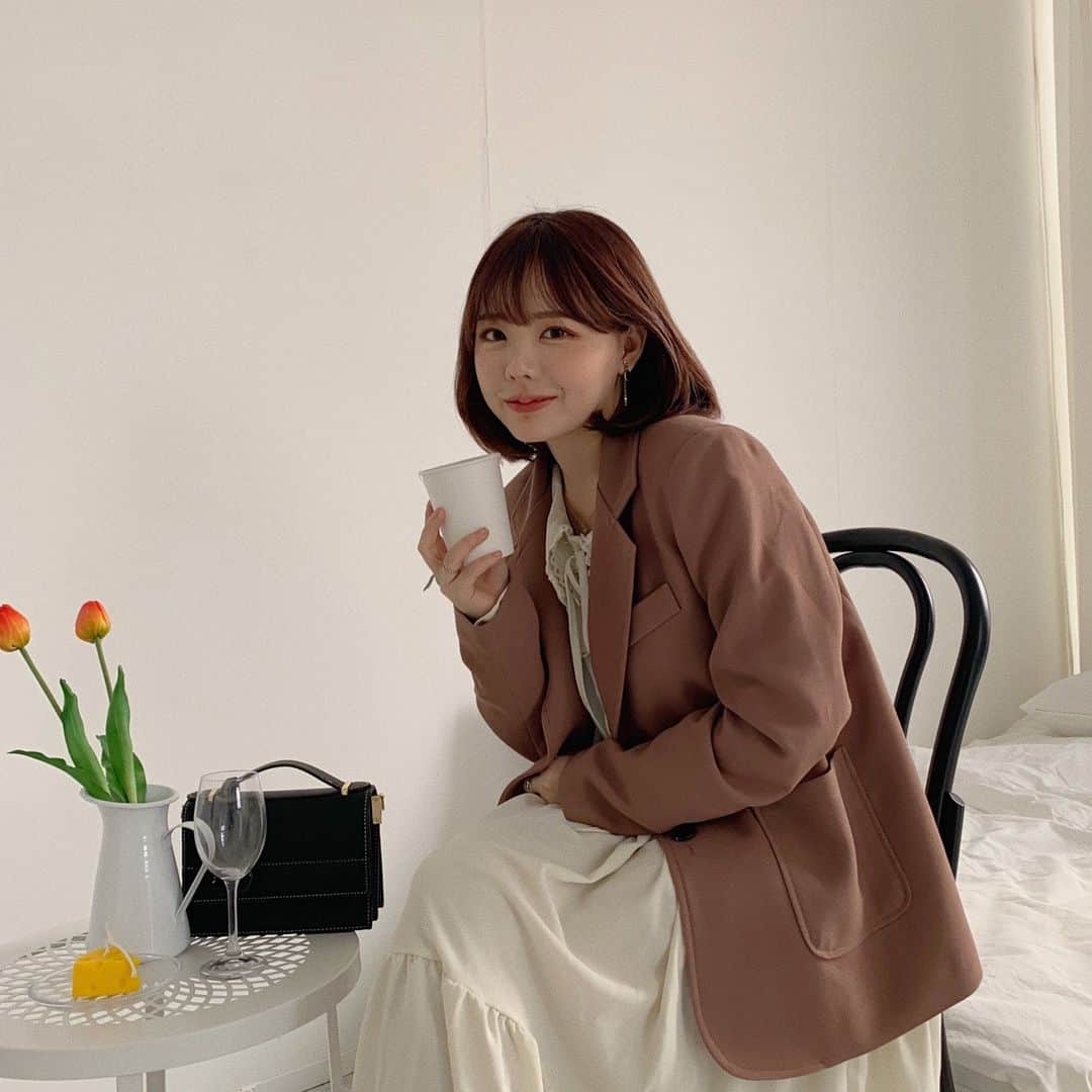 ホン・ヨンギさんのインスタグラム写真 - (ホン・ヨンギInstagram)「#플로우마켓 #의류마켓 🌲 ⠀⠀⠀ 여러분 ! 오늘 6시 오픈하기로 했던 의류마켓 내일 1시로 연기됐어요 :)💦 여러분들께 더 많은 옷을 보여드리기 위해 조금 더 추가했답니다 !!! ⠀⠀⠀ #내일1시에만나요 👋🏻」3月14日 14時48分 - kisy0729