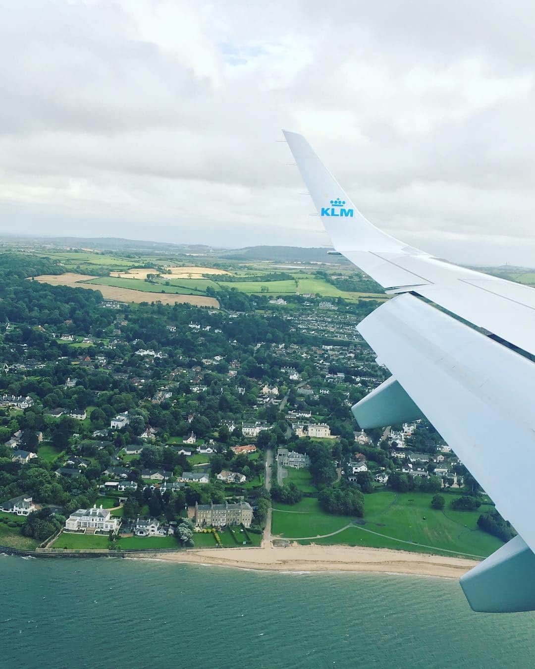 のインスタグラム：「Prepare for landing 💚 #KLM #RoyalDutchAirlines #flyKLM 📸 by @lizholanda ⁣⠀ •⠀ •⠀ •⠀ #NorthernIreland #travels #travelling #travelgram #travelphotography #plane #Belfast #Europe #green #landing #prepareforlanding #flying #fly」