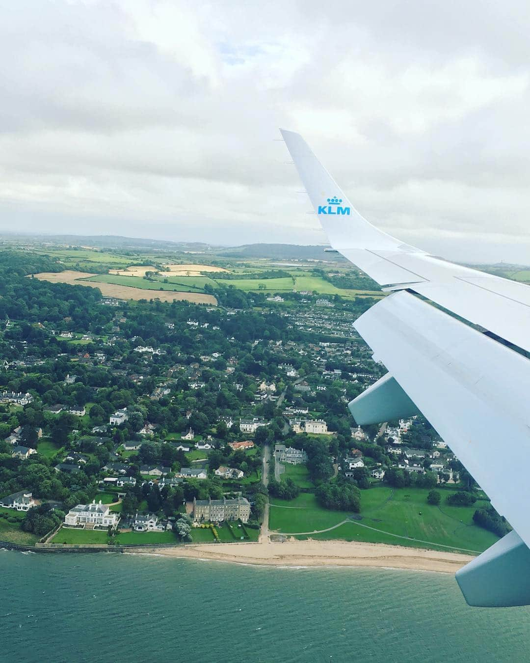 KLMオランダ航空さんのインスタグラム写真 - (KLMオランダ航空Instagram)「Prepare for landing 💚 #KLM #RoyalDutchAirlines #flyKLM 📸 by @lizholanda ⁣⠀ •⠀ •⠀ •⠀ #NorthernIreland #travels #travelling #travelgram #travelphotography #plane #Belfast #Europe #green #landing #prepareforlanding #flying #fly」3月14日 14時50分 - klm